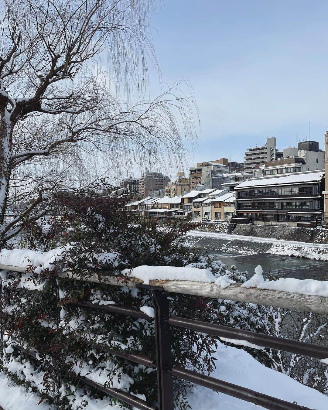多岐川華子さんのインスタグラム写真 - (多岐川華子Instagram)「雪景色の京都☃️  ヒートテックデニムの下にヒートテックレギンスを履き、ヒートテックキャミの上に極暖、そしてロンTでダウン。 足元はヌプシのブーツ。  防寒対策はバッチリです。  本日舞台を観に来てくださる方、 どうぞご無理なさらずに。 お越しいただける方はくれぐれもお気を付け下さい🙇‍♀️  #南座 #京都 #老後の資金がありません」1月25日 10時09分 - hanako__official