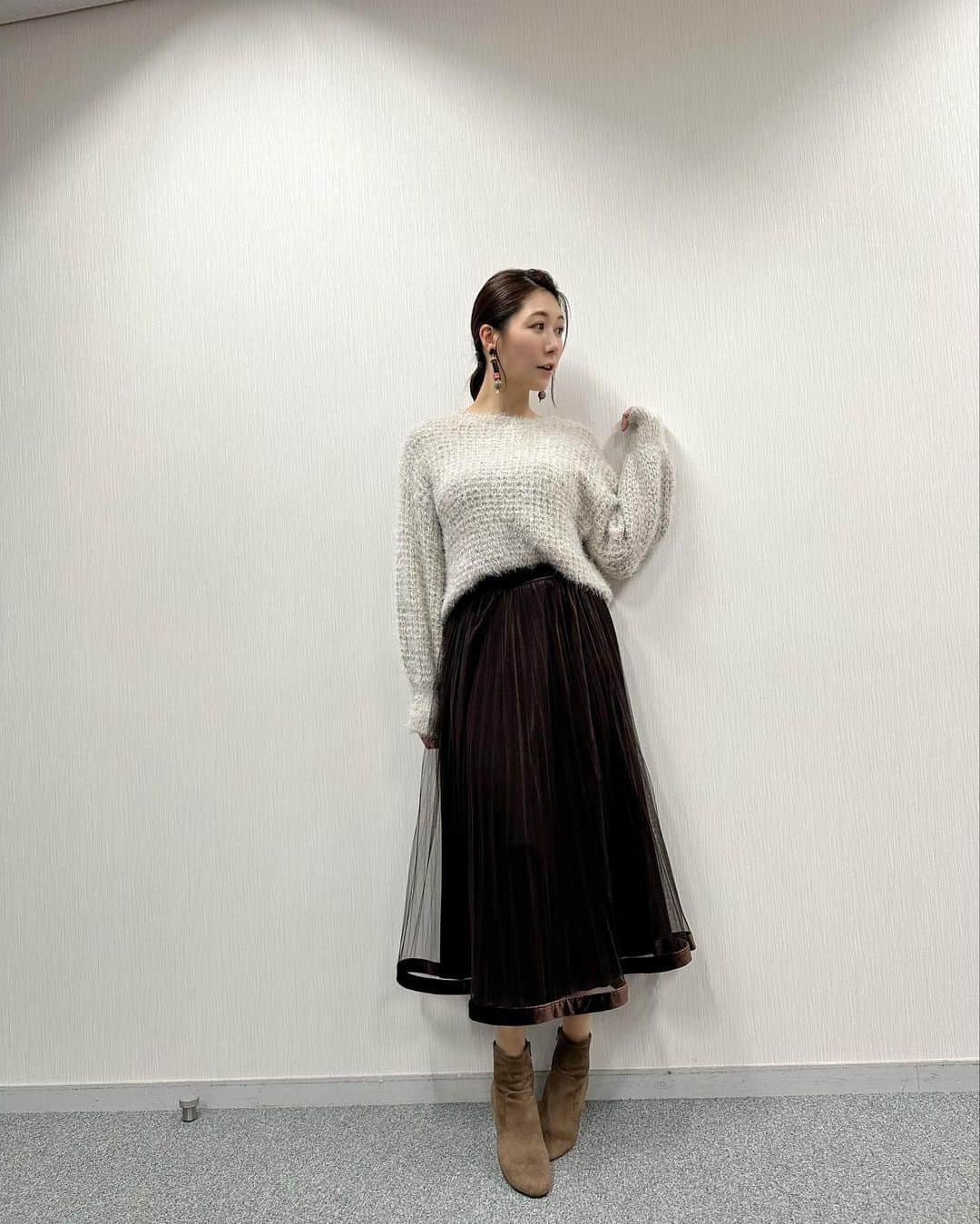 穂川果音さんのインスタグラム写真 - (穂川果音Instagram)「火曜アベプラ衣装👗 今日は全国的に寒さが厳しいですね〜 厚手のニットとブーツで暖かくしてお過ごしください😊  tops&skirt→ @naturalcouture_official  #天気　#防災　#気象予報士　#衣装　#fashion #weather #穂川果音　#寒い日コーデ　#ニットコーデ　#170cmコーデ」1月25日 11時04分 - hokawakanonn