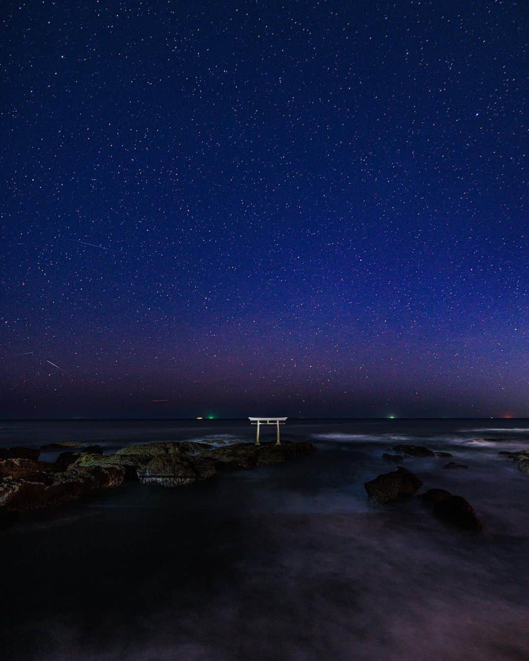 SHOCK EYEさんのインスタグラム写真 - (SHOCK EYEInstagram)「夜明け前の神磯の鳥居⛩ 天の川が水平線に横たわってる。  紫色にうっすらと見えるのがそう。  これがあと1ヶ月もしたら、もう少し上に上がってくるみたい。 その時もまた撮影しに行けたらいいな。  それにしても神秘的な景色だね🙏 寒さの中、頑張って良かった😊  #神磯の鳥居 #大洗磯前神社 #神社 #shrine #天の川 #milkyway #japantravel #japantrip #canon #canonR5 #beautifuldestinations #discoverjapan #discoverearth #voyaged #awesome_photographers #IamATraveler #wonderful_places #japanphoto #japanphotography #japan_of_insta #livingonearth #theglobewanderer」1月25日 11時46分 - shockeye_official