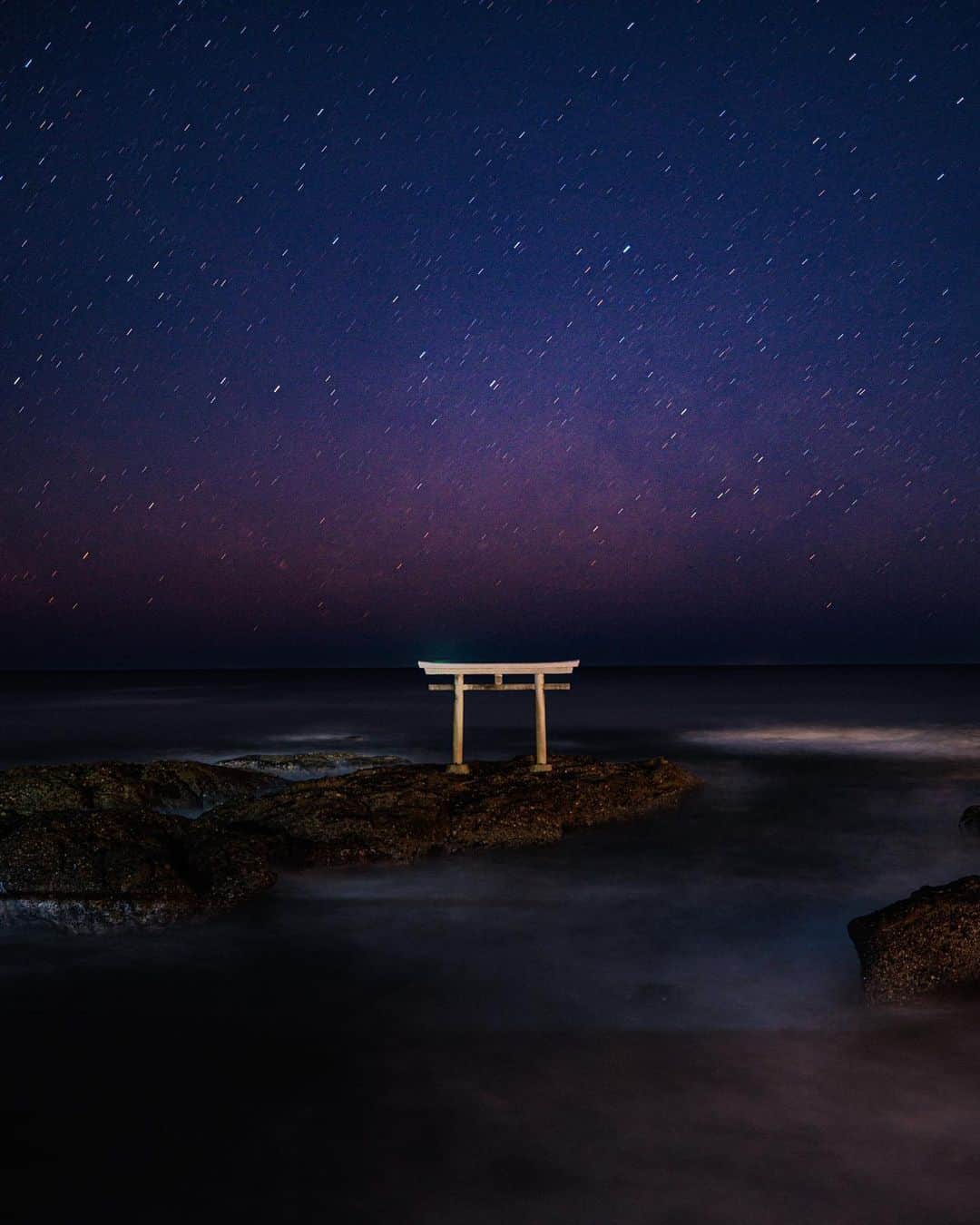 SHOCK EYEさんのインスタグラム写真 - (SHOCK EYEInstagram)「夜明け前の神磯の鳥居⛩ 天の川が水平線に横たわってる。  紫色にうっすらと見えるのがそう。  これがあと1ヶ月もしたら、もう少し上に上がってくるみたい。 その時もまた撮影しに行けたらいいな。  それにしても神秘的な景色だね🙏 寒さの中、頑張って良かった😊  #神磯の鳥居 #大洗磯前神社 #神社 #shrine #天の川 #milkyway #japantravel #japantrip #canon #canonR5 #beautifuldestinations #discoverjapan #discoverearth #voyaged #awesome_photographers #IamATraveler #wonderful_places #japanphoto #japanphotography #japan_of_insta #livingonearth #theglobewanderer」1月25日 11時46分 - shockeye_official
