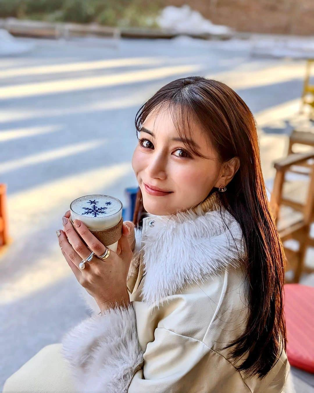 石井里奈さんのインスタグラム写真 - (石井里奈Instagram)「今日は寒いですねぇ⛄️ 最強大寒波みたいで風邪ひかないようにあたたかくしてくださいね💓 今日は星野リゾート軽井沢編✨ スケートの後に暖かいホワイトチョコのココアを☕️♥️ ラテアート可愛かったな！むささび！ . @risa.ujunail にブライダルモデル用に上品なネイルにしてもらったのだけど、冬ネイルとしてもピッタリでさすがでした💓 . @loni_jewelry_ のパールのついたリングはイヤカフにもなって2wayなんだよ🫶🏻🤍 ̖́-‬ . #冬ネイル #ホットドリンク #ラテアート #軽井沢 #星野リゾート #ベブい #beb5軽井沢 #防寒 #スケート」1月25日 12時18分 - ri7tin1025