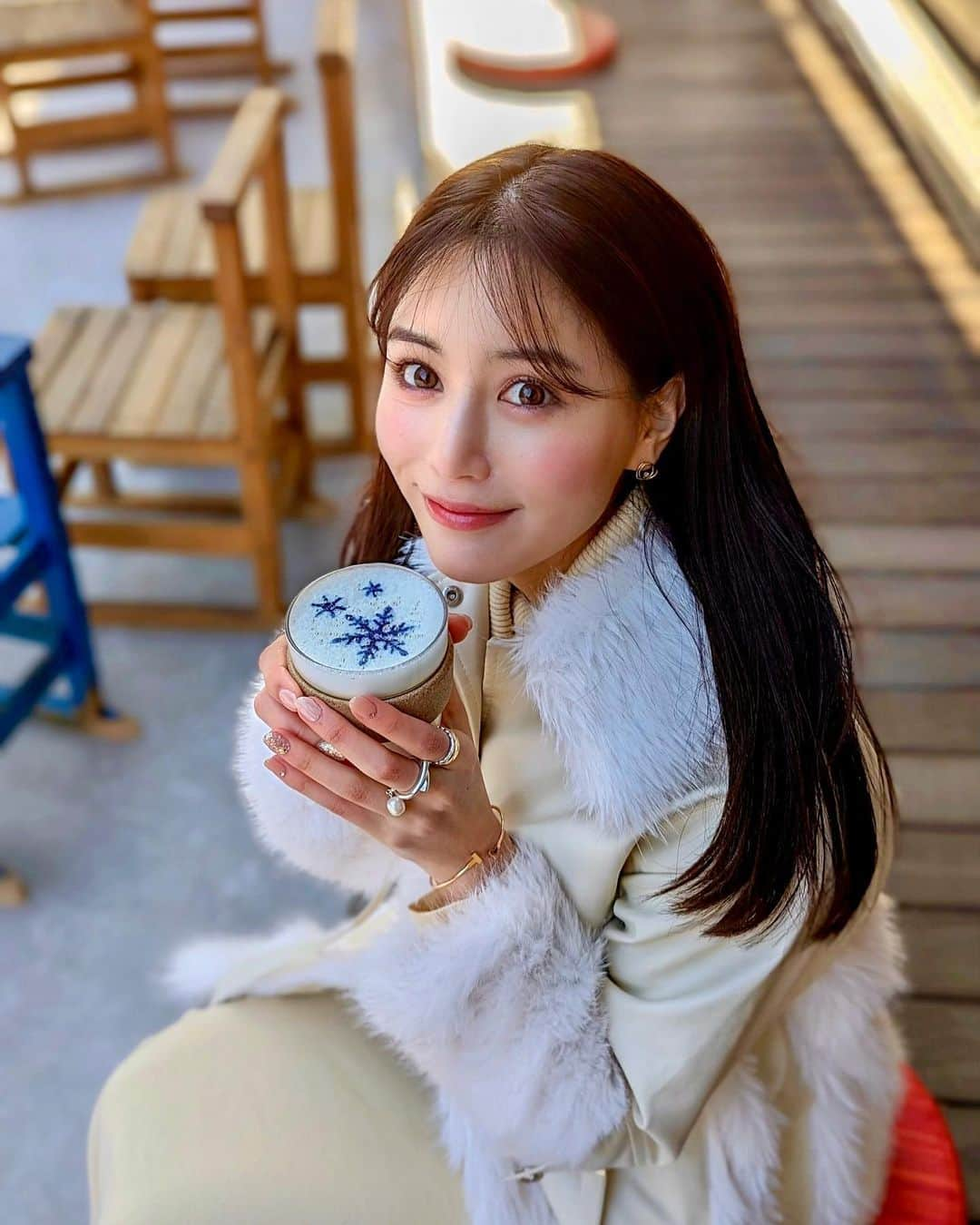 石井里奈さんのインスタグラム写真 - (石井里奈Instagram)「今日は寒いですねぇ⛄️ 最強大寒波みたいで風邪ひかないようにあたたかくしてくださいね💓 今日は星野リゾート軽井沢編✨ スケートの後に暖かいホワイトチョコのココアを☕️♥️ ラテアート可愛かったな！むささび！ . @risa.ujunail にブライダルモデル用に上品なネイルにしてもらったのだけど、冬ネイルとしてもピッタリでさすがでした💓 . @loni_jewelry_ のパールのついたリングはイヤカフにもなって2wayなんだよ🫶🏻🤍 ̖́-‬ . #冬ネイル #ホットドリンク #ラテアート #軽井沢 #星野リゾート #ベブい #beb5軽井沢 #防寒 #スケート」1月25日 12時18分 - ri7tin1025