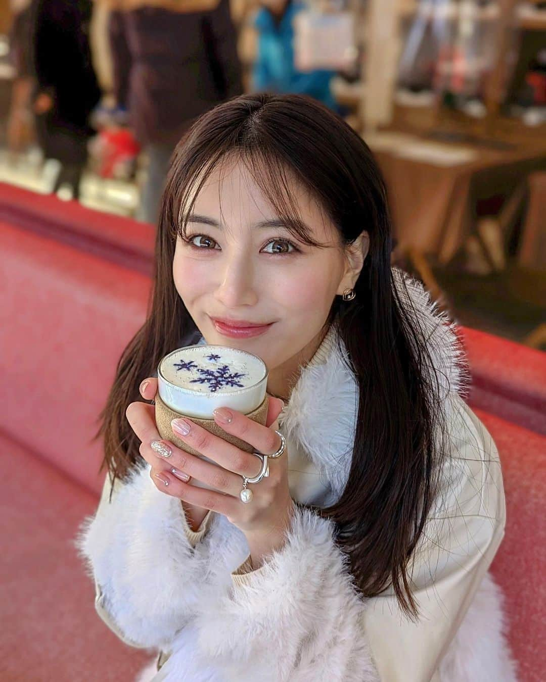 石井里奈さんのインスタグラム写真 - (石井里奈Instagram)「今日は寒いですねぇ⛄️ 最強大寒波みたいで風邪ひかないようにあたたかくしてくださいね💓 今日は星野リゾート軽井沢編✨ スケートの後に暖かいホワイトチョコのココアを☕️♥️ ラテアート可愛かったな！むささび！ . @risa.ujunail にブライダルモデル用に上品なネイルにしてもらったのだけど、冬ネイルとしてもピッタリでさすがでした💓 . @loni_jewelry_ のパールのついたリングはイヤカフにもなって2wayなんだよ🫶🏻🤍 ̖́-‬ . #冬ネイル #ホットドリンク #ラテアート #軽井沢 #星野リゾート #ベブい #beb5軽井沢 #防寒 #スケート」1月25日 12時18分 - ri7tin1025