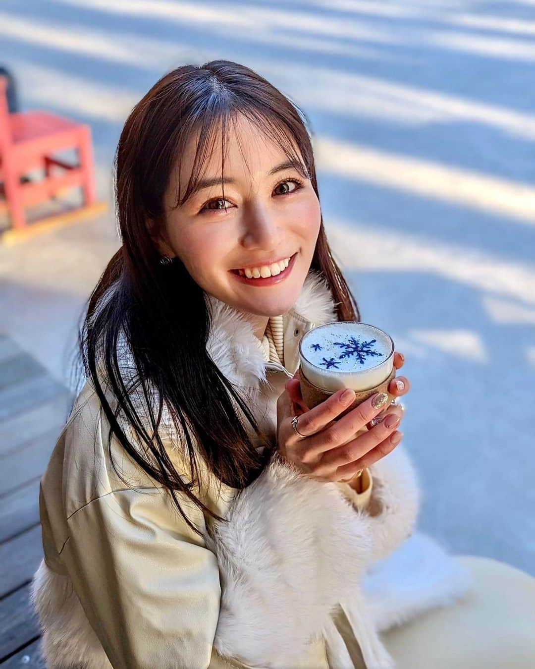 石井里奈さんのインスタグラム写真 - (石井里奈Instagram)「今日は寒いですねぇ⛄️ 最強大寒波みたいで風邪ひかないようにあたたかくしてくださいね💓 今日は星野リゾート軽井沢編✨ スケートの後に暖かいホワイトチョコのココアを☕️♥️ ラテアート可愛かったな！むささび！ . @risa.ujunail にブライダルモデル用に上品なネイルにしてもらったのだけど、冬ネイルとしてもピッタリでさすがでした💓 . @loni_jewelry_ のパールのついたリングはイヤカフにもなって2wayなんだよ🫶🏻🤍 ̖́-‬ . #冬ネイル #ホットドリンク #ラテアート #軽井沢 #星野リゾート #ベブい #beb5軽井沢 #防寒 #スケート」1月25日 12時18分 - ri7tin1025