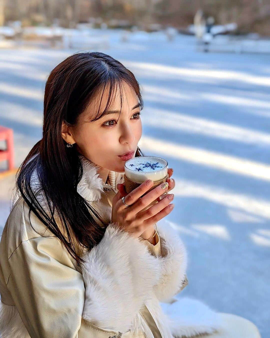 石井里奈さんのインスタグラム写真 - (石井里奈Instagram)「今日は寒いですねぇ⛄️ 最強大寒波みたいで風邪ひかないようにあたたかくしてくださいね💓 今日は星野リゾート軽井沢編✨ スケートの後に暖かいホワイトチョコのココアを☕️♥️ ラテアート可愛かったな！むささび！ . @risa.ujunail にブライダルモデル用に上品なネイルにしてもらったのだけど、冬ネイルとしてもピッタリでさすがでした💓 . @loni_jewelry_ のパールのついたリングはイヤカフにもなって2wayなんだよ🫶🏻🤍 ̖́-‬ . #冬ネイル #ホットドリンク #ラテアート #軽井沢 #星野リゾート #ベブい #beb5軽井沢 #防寒 #スケート」1月25日 12時18分 - ri7tin1025