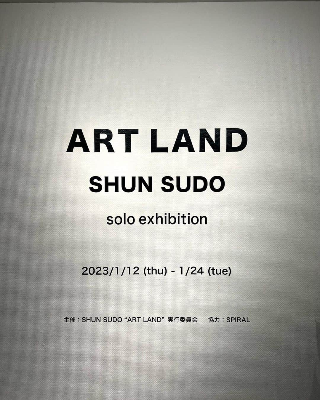 刈川くるみさんのインスタグラム写真 - (刈川くるみInstagram)「『ART LAND』SHUN SUDO  街中で見かけたことがある方もいらっしゃるのではないでしょうか？🌼  世界中を放浪しながら独学でアートを学び NIKEやAppleなどとコラボレーションしたり、銀座でウォールアートを展示するなど 色んなところで活躍されているSUDOさん🌎  一見色も形もポップなのですが、 よく見ると水墨画のようなタッチも描かれていて どこか和を感じホッとする雰囲気があります🖌👘  いま水墨画を習っているので こうやって好きなアートの中に水墨画の雰囲気を見つけると嬉しい気持ちになります＾＾  私は特に1.3.6枚目の絵が お洒落でスタイリッシュで好きでした🎹🍎  SHUN SUDOさんの絵を見ていると明るい気持ちになります😊  #shunsudo #artland #アート #現代アート #スパイラル #spilal #絵画 #絵 #展覧会 #アート好きな人と繋がりたい」1月25日 12時22分 - kurumi_karikawa