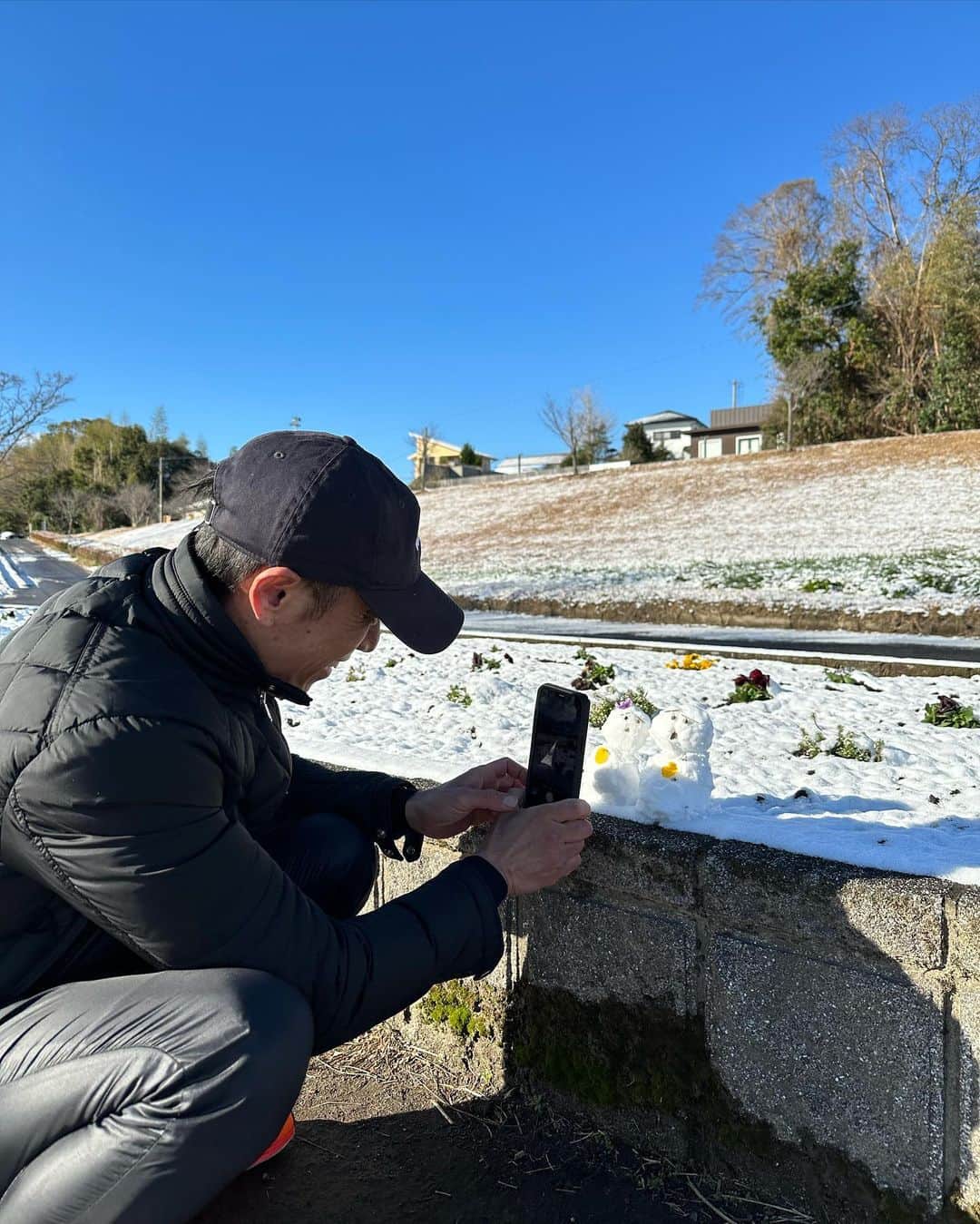 長渕剛さんのインスタグラム写真 - (長渕剛Instagram)「☃️☃️☃️  みんな！滑るから気をつけてな！！  #長渕剛 #nagabuchitsuyoshi #雪だるま」1月25日 12時58分 - tsuyoshi_nagabuchi