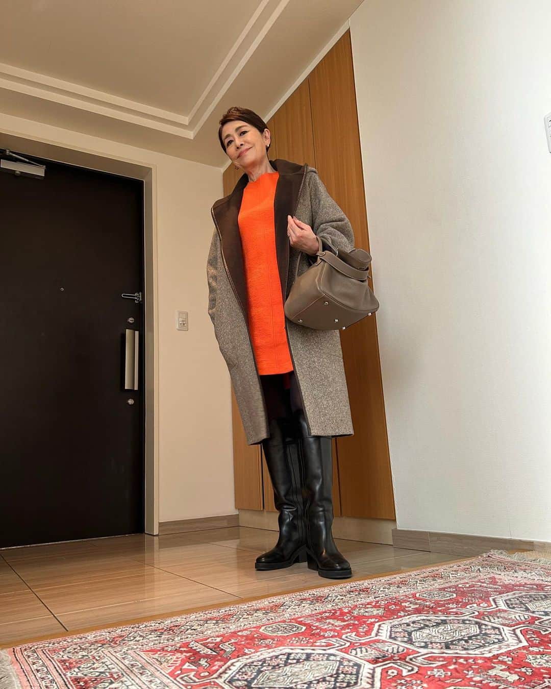 安藤優子さんのインスタグラム写真 - (安藤優子Instagram)「出かけます‼️  これから都内で講演会です。  寒いので、気持ちだけでも明るく暖かくなるように、オレンジ色のワンピースをチョイスしました。  #cos です。  コートは毛布の暖かさを約束してくれる（笑）#hermes 、バッグもオレンジ色と好相性のグレージュに。こちらも#hermes です。  寒いのでニーハイブーツ。 #ジミーチュウ です。  リンはスーパーアシスタントカタクラ嬢に接近（笑）  ファッションチェックはどうでもいいようです（笑）  では行ってきます‼️  #フレンチブルドッグ  #安藤優子」1月25日 13時37分 - yukoando0203
