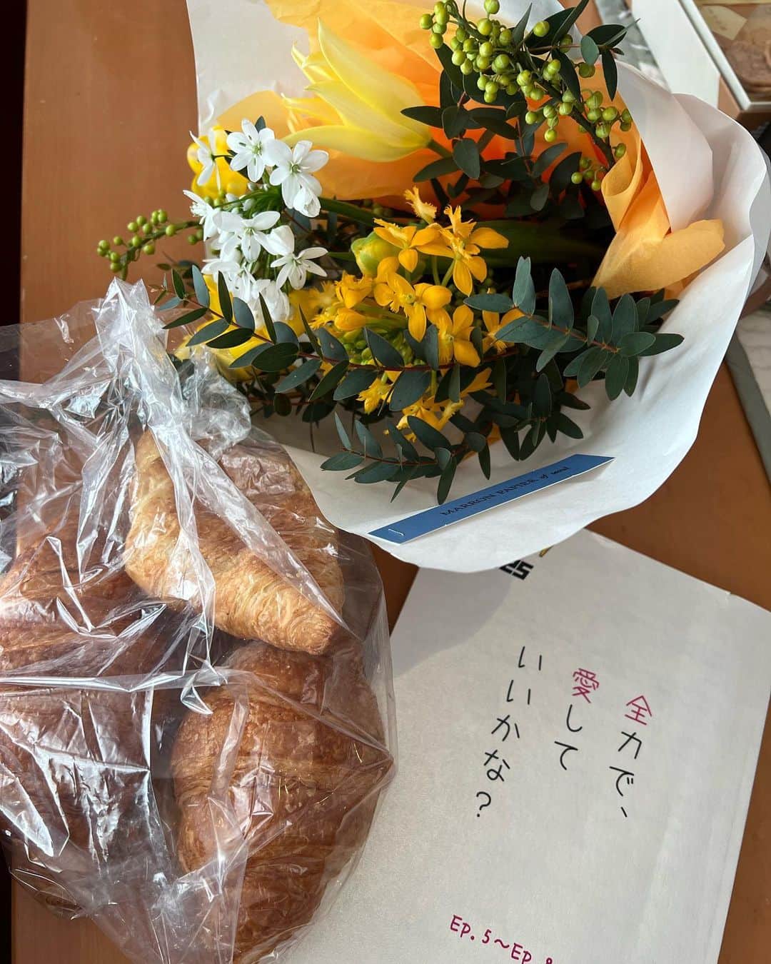 原日出子さんのインスタグラム写真 - (原日出子Instagram)「クランクアップ✨ 「全力で愛していいかな？」 無事 撮影終了しました。 今日 一緒にクランクアップした 藤森さんと 小田井さんと一緒に 記念写真✨ とても楽しい現場でした💖 2月3日からの 放送も 是非お楽しみに❣️ 可愛い花束と 今日のシーンに使った 美味しいクロワッサンをいただいて 帰ってきました😍 新調した バルミューダのトースターの クロワッサンモードで 焼いてみようっと❣️ これまた 楽しみ💖うふふ😊  #お疲れ様でした #クランクアップ #全力で愛していいかな #原日出子 #藤森慎吾 #小田井涼平  #ありがとう #お楽しみに」1月25日 15時01分 - hara_hideko