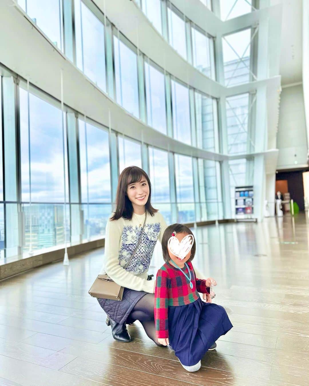 小林真由さんのインスタグラム写真 - (小林真由Instagram)「love♡  近いとなかなか行かない森ビルの展望台。 久しぶりだった✨ 直前の美術館で行動制限されてた子供達、展望台はタイミングよく貸切だったから広ーい場所に喜んでました🗼🤍  #ファッション #コーデ #ママコーデ #女の子ママ #男の子ママ #ママライフ #コーディネート #４歳 #２歳 #ベビー #二人育児」1月25日 17時53分 - mayukobayashii