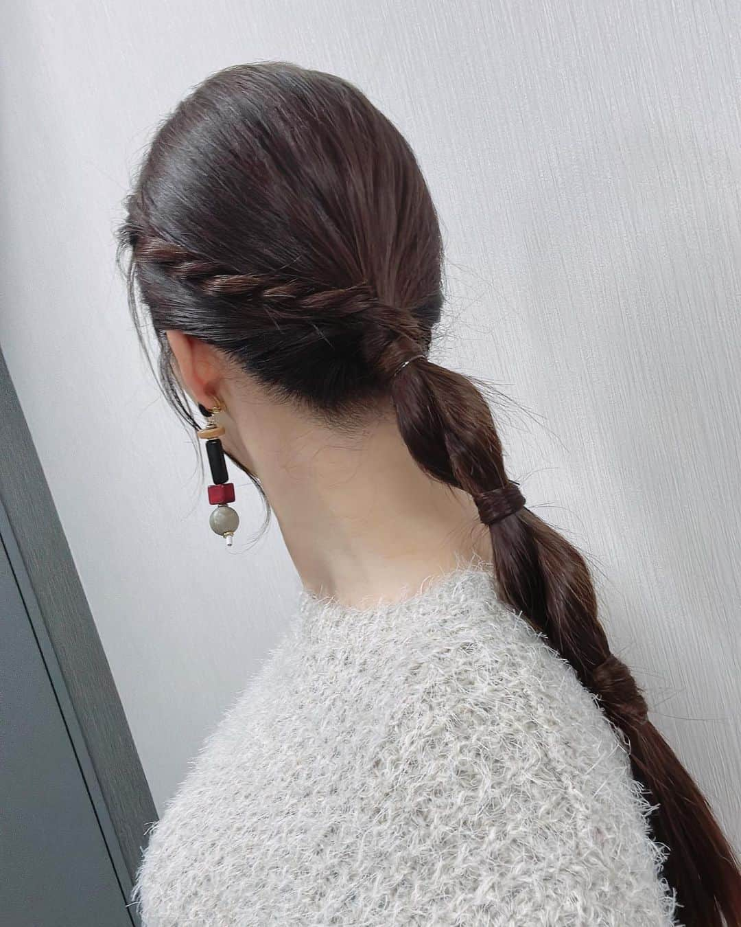 穂川果音さんのインスタグラム写真 - (穂川果音Instagram)「hair style  編み下ろしヘアかな🤔 寒いからツララヘアとも言ってました笑 メイクは涙袋キラキラめにしてもらい、名付けて、メルティキスメイクになりました ✨←なぜ笑  #hairstyle #hairarrange #編み下ろしヘア　#編み下ろしスタイル　#編み下ろしアレンジ　#アベプラ　#abema #穂川果音 #気象予報士　#weatherforecast #気象キャスター　#セントフォース　#冬メイク」1月25日 18時16分 - hokawakanonn