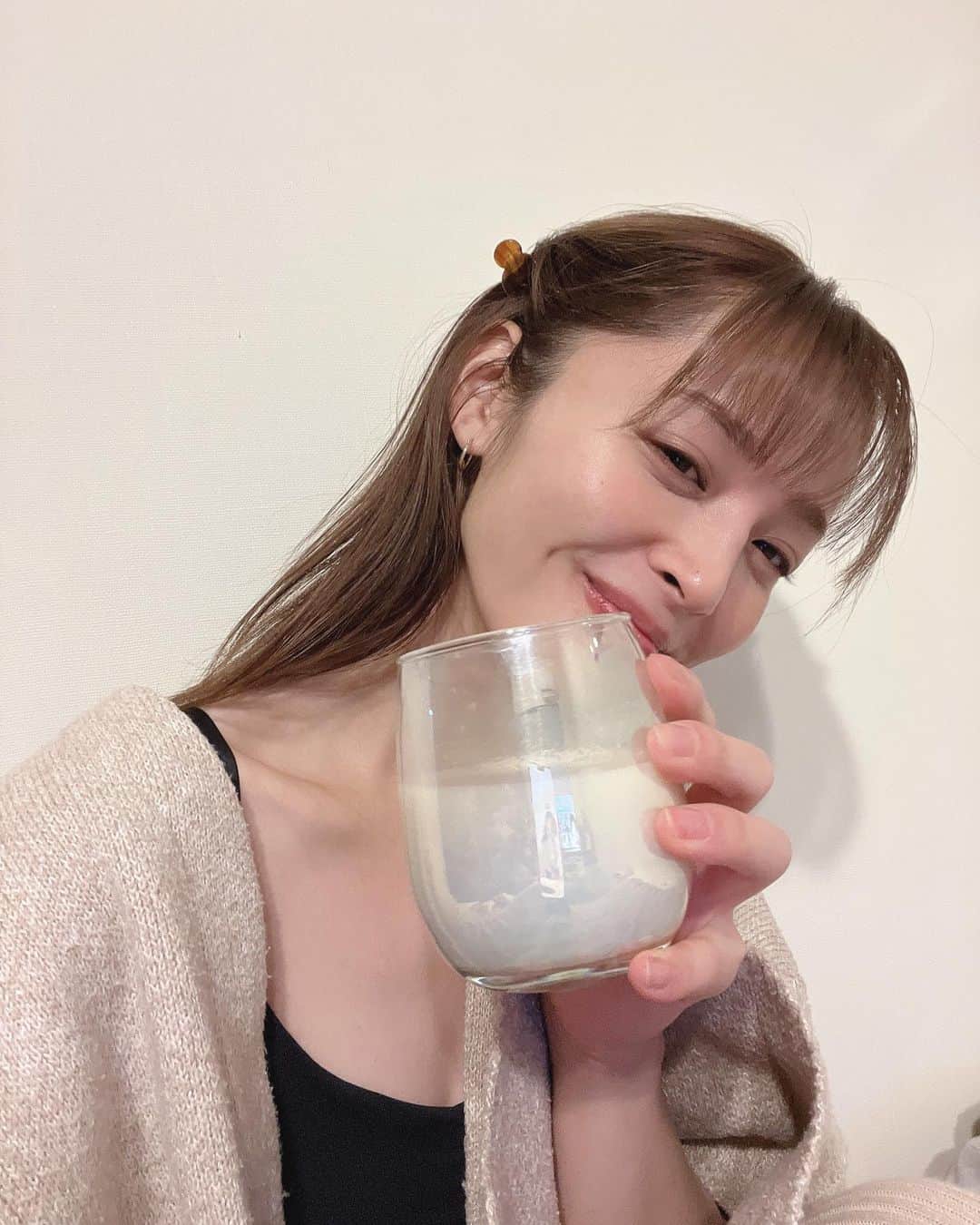神部美咲さんのインスタグラム写真 - (神部美咲Instagram)「20代後半 気合いだけでは 間に合わなくなってきたので 内側からの健康美を目指して "あまざけ"はじめました🍶  飲み始めて1週間‼︎  甘くて美味しいよ。  #あまざけ #甘酒  みみちゃん参加型」1月25日 18時19分 - jimbu_misaki