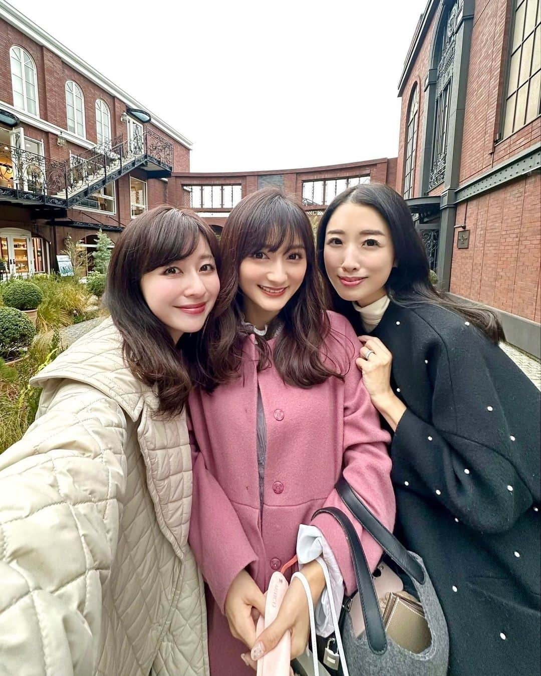 加藤瑠美さんのインスタグラム写真 - (加藤瑠美Instagram)「さあやんと打ち合わせなしのふたご🩰🤍 LADYMADEのラインフラワーシャーリングOPです🌼  この日は先輩ママのお二人に色々教えていただいて 本当に勉強になったランチタイムでした🍽 努力家なお二人からは本当に学ぶことばかり✨ こんなにも美しくて優しい方が周りにいて 普通に話してくださるとか…なんて幸せ者なのだ😮‍💨🍀 千春さんからはなんとお誕生日プレゼントまで💝 わざわざありがとうございます😭 私も頑張らなくては…✊  dress @ladymade_official #ladymade  outer @m_maglie_le_cassetto_official #mmaglielecassetto  bag @hermes #hermes  shoes @manoloblahnik #manoloblahnik  #coordinate#ootd#Japanese#japanesegirl#instafashion#rubi_fashion#新米ママ#東京ママ#오오티디#아웃핏#年子ママ#東京ママ#男の子ママ#女の子ママ#年子育児#年子ママ#年子兄妹#ワンピース」1月25日 18時39分 - katorubi