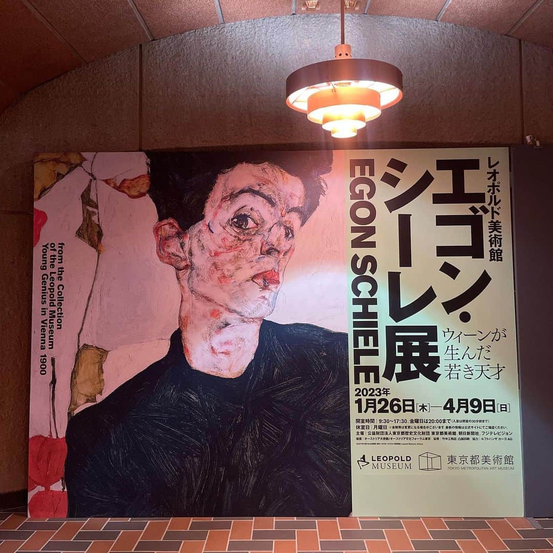 小澤陽子さんのインスタグラム写真 - (小澤陽子Instagram)「𝚊𝚝 𝚠𝚘𝚛𝚔☻  今日は 司会のお仕事でした。 上野の東京都美術館で明日から開催される 〝エゴン•シーレ展〟🖼🎨  司会を務めた開会式典の前に、 “音声ガイド”をお借りしながら 拝見しましたが 本当に深くて面白く、没入してしまって。 時間があっという間に過ぎていました⏳ 映画を見ているようでした…  エゴンシーレは、 28歳という若さで短い生涯を終えた オーストリアのウィーンが生んだ 天才。  その他にも、同じ時代に活動していた 多くの個性豊かな画家の皆さんの作品も。  ◆1/26から ◆東京都美術館  ぜひ、この壮大な世界観に浸りに行ってみてほしいです✴︎ 音声ガイド、おすすめです！  #エゴンシーレ展 #東京では30年ぶりの大規模展覧会 #事業の同期と会えて嬉しかった」1月25日 19時15分 - yoko.ozawa729