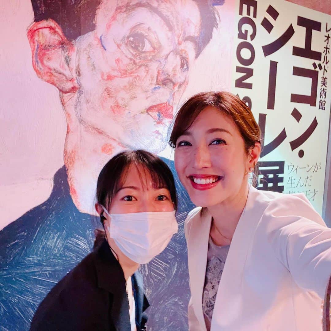 小澤陽子さんのインスタグラム写真 - (小澤陽子Instagram)「𝚊𝚝 𝚠𝚘𝚛𝚔☻  今日は 司会のお仕事でした。 上野の東京都美術館で明日から開催される 〝エゴン•シーレ展〟🖼🎨  司会を務めた開会式典の前に、 “音声ガイド”をお借りしながら 拝見しましたが 本当に深くて面白く、没入してしまって。 時間があっという間に過ぎていました⏳ 映画を見ているようでした…  エゴンシーレは、 28歳という若さで短い生涯を終えた オーストリアのウィーンが生んだ 天才。  その他にも、同じ時代に活動していた 多くの個性豊かな画家の皆さんの作品も。  ◆1/26から ◆東京都美術館  ぜひ、この壮大な世界観に浸りに行ってみてほしいです✴︎ 音声ガイド、おすすめです！  #エゴンシーレ展 #東京では30年ぶりの大規模展覧会 #事業の同期と会えて嬉しかった」1月25日 19時15分 - yoko.ozawa729