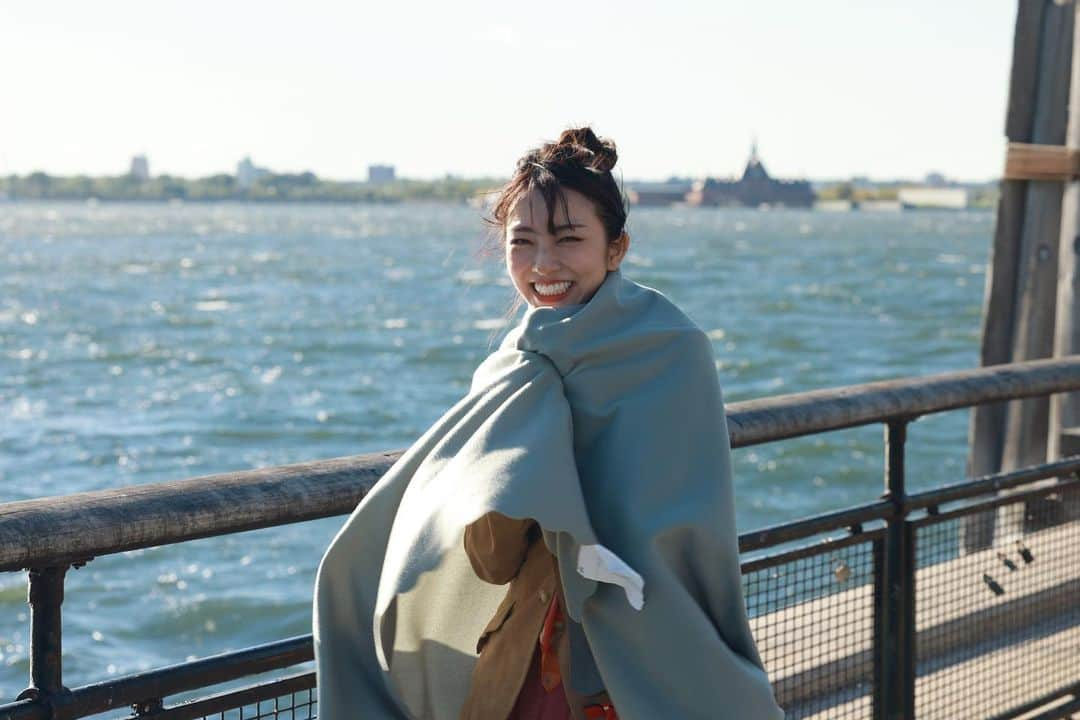 小島梨里杏さんのインスタグラム写真 - (小島梨里杏Instagram)「#ドラ恋 in NEWYORK  11話(続き…📝)  下の方に行くとネタバレなので、 まだ見てない方はご注意を。🙇🏻‍♀️  . . 人にはそれぞれ いろんな引き金があって  匂いや音、温度で記憶がふぁっーて 呼び起こされること  またそれがぷわぁーって消えて その悲しみにさえ もう2度と会えなくなりそうで 手を伸ばしたくなること  生きた感覚のまま 過去に後悔や心を 置いてきてしまったこととか  いろいろあると思う。  . そういうものもぜんぶ ひっくるめて  ドラマ6話 「夏夜のマジック」に  あの時の全てを捧げました。  . 自分の知らない境地へ行くこと、 自分をも裏切ることは目標だったから  何ひとつこぼさないように、 嘘なく重ねて…  なんて思う隙もなく こぼれていく感覚とか。  このドラマ撮影を経て 改めてお芝居の面白さを実感することができました。  この上ない幸せです。 本当にありがとう。🤝🏻  . また役の残り香が終わっても残ることはあるけれど それを映されるのは初めてでした。🌭  いろんな初めてをくれるドラ恋も 次回でラスト。  最終回です。🌊  　 11話、そしてドラマ6話「夏夜のマジック」を見届けてくれて本当にありがとうと、ありがとうございます。です。  そして 次回最終回12話は1/29 22:00〜  みんなのラストをぜひ見守ってくださると 幸いです。お楽しみに。  ☺️  ps.髪の毛ぼっさぼさだけど大丈夫そ？  @dorakoi_abema_official  @abema_official   @indigolaend_official 🗽🎇」1月25日 19時22分 - r_riria