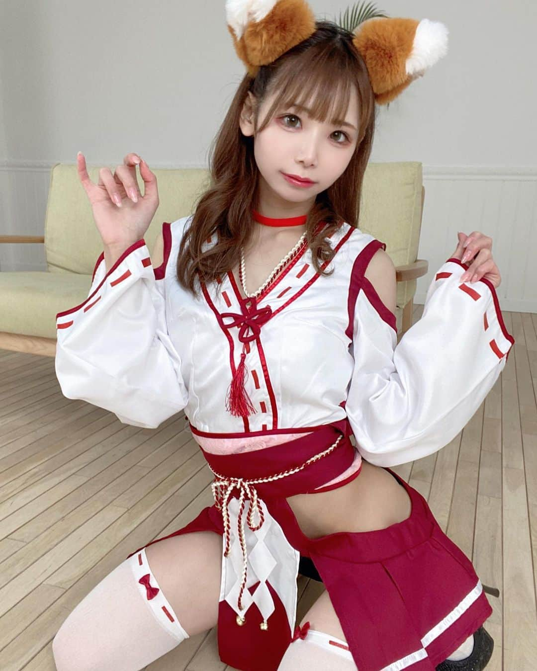 姫宮まほれさんのインスタグラム写真 - (姫宮まほれInstagram)「♡セクシーきつね巫女ちゃん🦊♡ めっちゃ可愛い꒰ᐡ⸝⸝› ·̫ ‹⸝⸝ᐡ꒱  きつねみみやっぱ良いなー！ふわふわです。  特徴的なスカートがポイント✨  腰回りの空きとスリットで 撮影バリエーションもたくさんとれて、 お姉さんっぽく着こなしたい方にもおすすめです💕  Malymoon×まほれ コラボコスチューム   可愛いコスチュームは マリームーンさん✨ 【@malymoon1991 】  こちらは私がプロデュースさせて頂いた衣装です♪   他にも可愛い衣装やお洋服の投稿をしています🎀   いいね欄から 好きな系統が似てる方フォローさせてもらってます🐰💓  【@mahore07】  #Malymoon #マリームーン  #巫女  #巫女コスプレ #きつねみみ #どんぎつね  #セクシーコスプレ  #コスプレ衣装 #まほれコラボ  #コスプレ女子 #自撮り女子部 #量産型女子  #コンカフェキャスト #コンカフェ嬢 #撮影会モデル #美女図鑑 #ビジョビ#グラビア  #costume #japanesecosplayer  #cosplaygirls#coser #japanesegirl #japanesekawaii   #셀피 #셀카그램 #코스프레 #instagravure」1月25日 19時56分 - mahore07