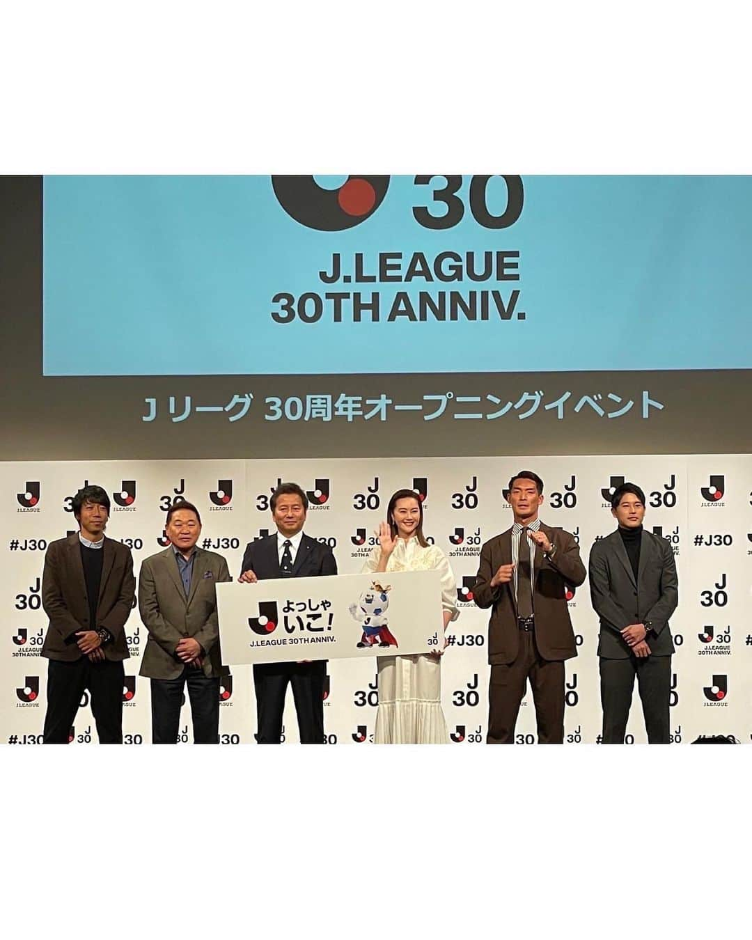 観月ありささんのインスタグラム写真 - (観月ありさInstagram)「本日、急遽「Jリーグ30周年オープニングイベント」に登壇させていただきました⚽️  今年でJリーグは開幕30周年、 私も昨年歌手デビュー30周年を迎え 同じ5月15日のデビュー日ということで、 とても縁を感じます✨  野々村チェアマンはじめ、OBの皆さんから Jリーグの更なる発展・成長に向けた"Jリーグ30周年プロジェクト"としての取り組みや、 未来へ向けた魅力あるお話を伺えました😊  30周年を迎えるJリーグを応援していきます👐🏻  #サッカー #Jリーグ #Jleague #30周年 #野々村芳和チェアマン #松木安太郎 さん #中村憲剛 さん #槙野智章 さん #内田篤人 さん #竹内由恵 アナ #観月ありさ」1月25日 20時15分 - alisa_mizuki