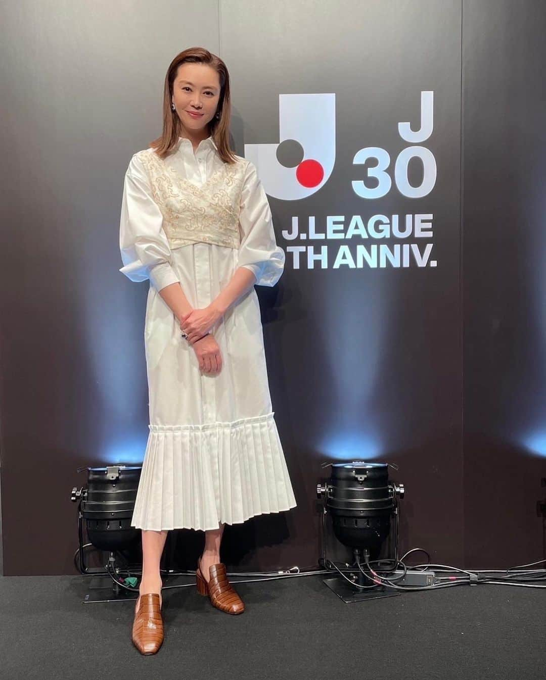 観月ありささんのインスタグラム写真 - (観月ありさInstagram)「本日、急遽「Jリーグ30周年オープニングイベント」に登壇させていただきました⚽️  今年でJリーグは開幕30周年、 私も昨年歌手デビュー30周年を迎え 同じ5月15日のデビュー日ということで、 とても縁を感じます✨  野々村チェアマンはじめ、OBの皆さんから Jリーグの更なる発展・成長に向けた"Jリーグ30周年プロジェクト"としての取り組みや、 未来へ向けた魅力あるお話を伺えました😊  30周年を迎えるJリーグを応援していきます👐🏻  #サッカー #Jリーグ #Jleague #30周年 #野々村芳和チェアマン #松木安太郎 さん #中村憲剛 さん #槙野智章 さん #内田篤人 さん #竹内由恵 アナ #観月ありさ」1月25日 20時15分 - alisa_mizuki