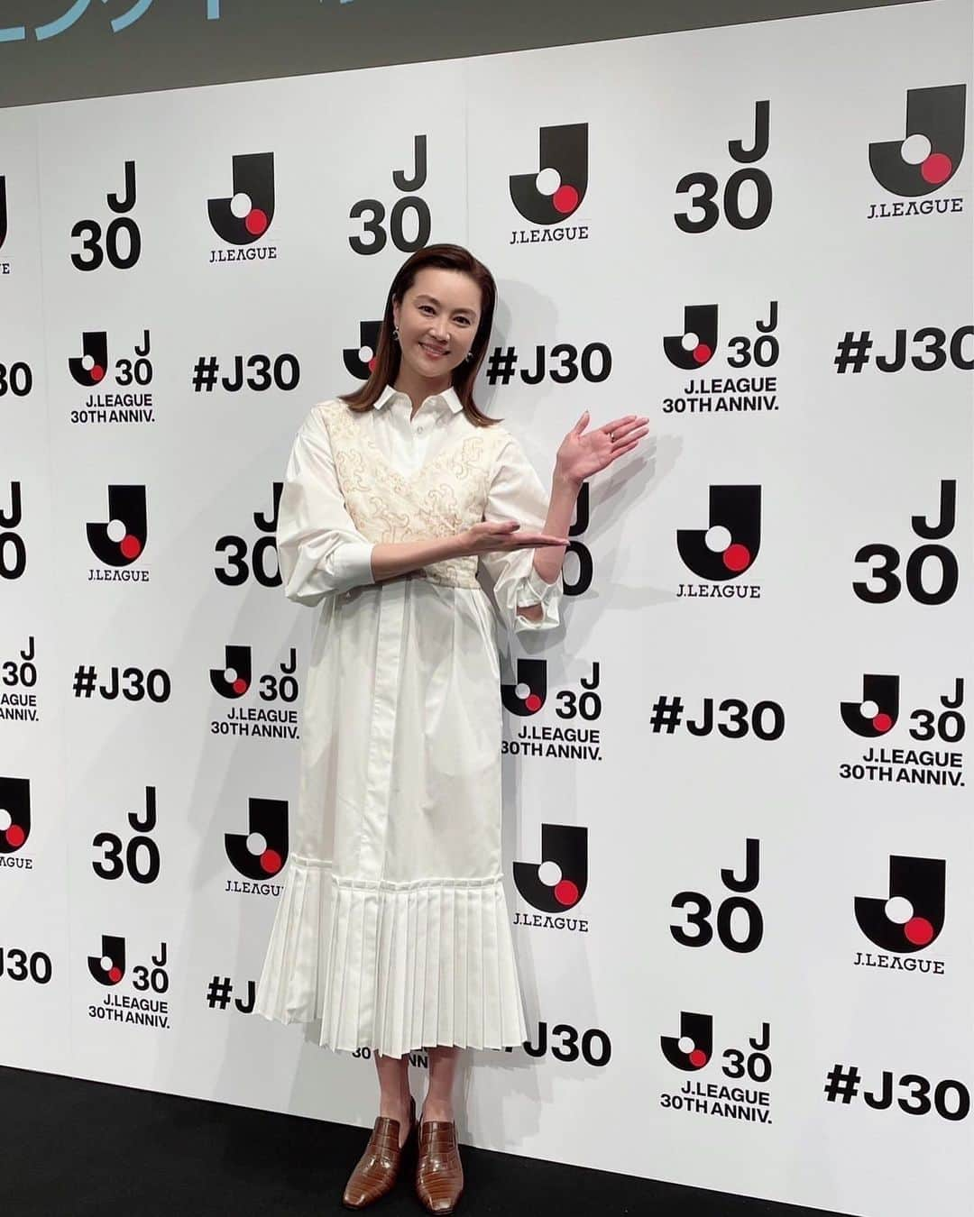 観月ありささんのインスタグラム写真 - (観月ありさInstagram)「本日、急遽「Jリーグ30周年オープニングイベント」に登壇させていただきました⚽️  今年でJリーグは開幕30周年、 私も昨年歌手デビュー30周年を迎え 同じ5月15日のデビュー日ということで、 とても縁を感じます✨  野々村チェアマンはじめ、OBの皆さんから Jリーグの更なる発展・成長に向けた"Jリーグ30周年プロジェクト"としての取り組みや、 未来へ向けた魅力あるお話を伺えました😊  30周年を迎えるJリーグを応援していきます👐🏻  #サッカー #Jリーグ #Jleague #30周年 #野々村芳和チェアマン #松木安太郎 さん #中村憲剛 さん #槙野智章 さん #内田篤人 さん #竹内由恵 アナ #観月ありさ」1月25日 20時15分 - alisa_mizuki