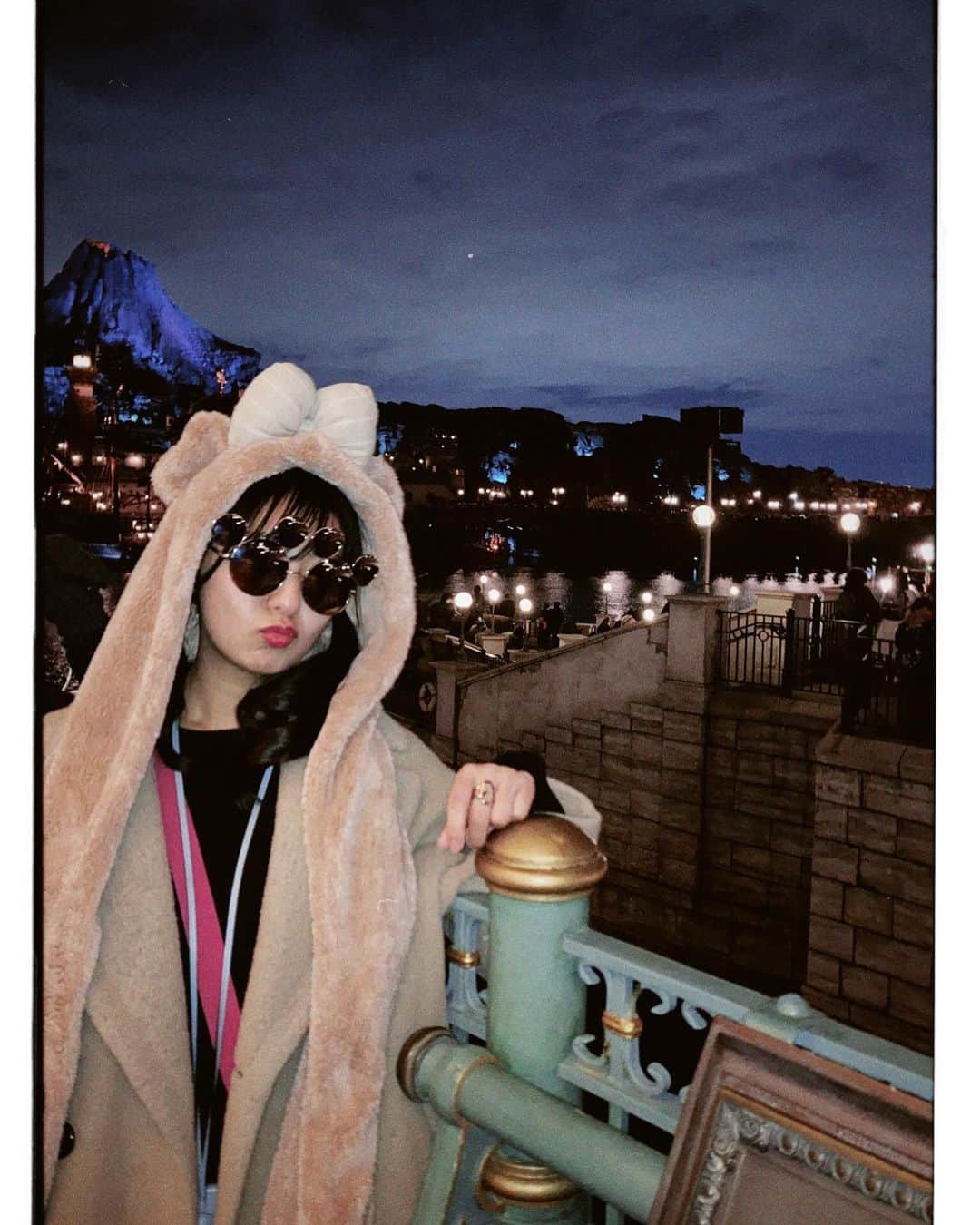 白戸ゆめのさんのインスタグラム写真 - (白戸ゆめのInstagram)「📸  このカメラアプリすごいエモい  ビリーブの場所取りで 2時間半地蔵したけど😂 シェリーメイの被り物のおかげで なんとか寒さをしのげました🧸笑  頭は1個なのに何個買ってるんだろう、、、😇」1月25日 20時21分 - yumeno.s_