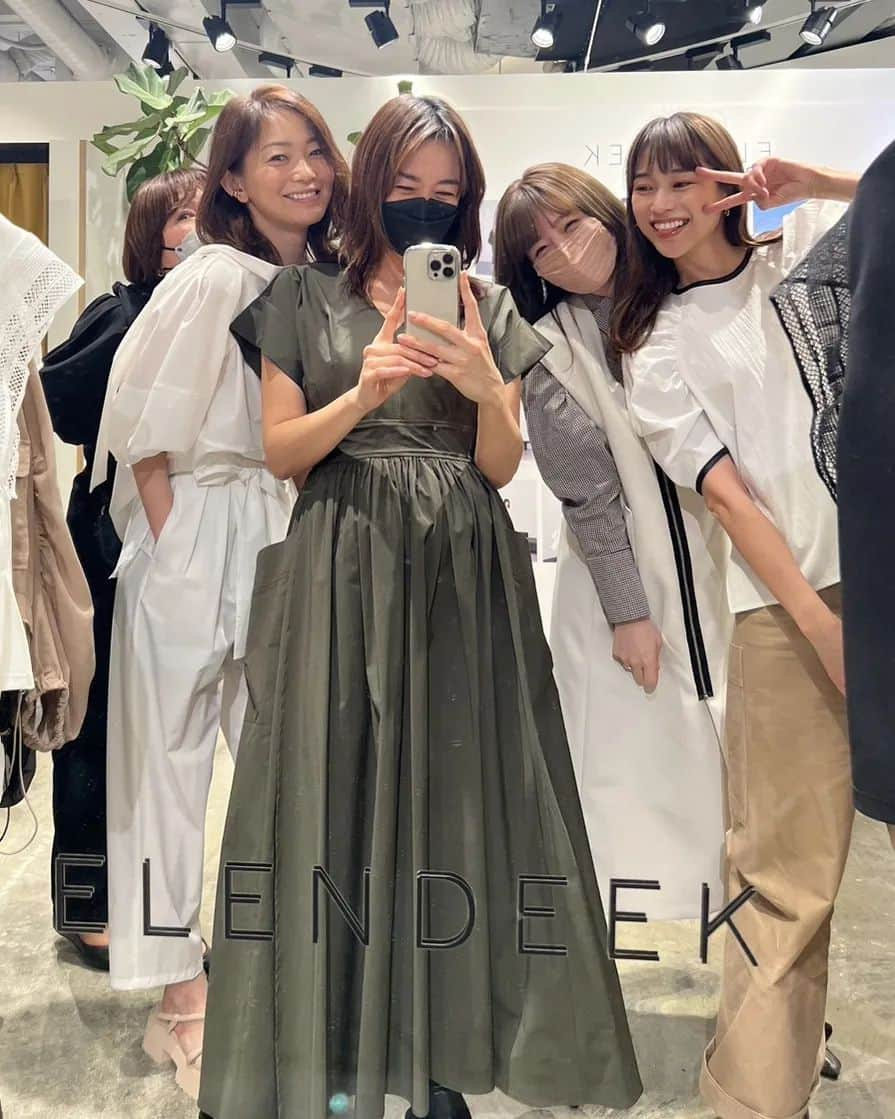 佐藤純さんのインスタグラム写真 - (佐藤純Instagram)「ELENDEEK 2023 spring & summer 展示会へ😊  @elendeek   めっちゃ寒いけど、展示会はもぉ春夏。  3枚目の淡いグリーンのワンピ‼️めちゃめちゃ可愛い❤️  1枚目のカップ付きブラキャミもいい😍  6枚目の咲実ちゃんと色違いのカーディガンは、今店頭でも発売されているそうです。  @sakimikanda  私はホワイトにしたよ。  先日、えっちゃんのヨガで着ていたのもこれ。  カラーもたくさんあるみたいなので、是非チェックしてみてね～😉   ゆりちゃんにも会えて嬉しい😆  @yuri_konno_official  #elendeek #エレンディーク #展示会 #ママ #ママモデル #モデル #mama #mamamodel #model」1月25日 20時37分 - junsatoidea