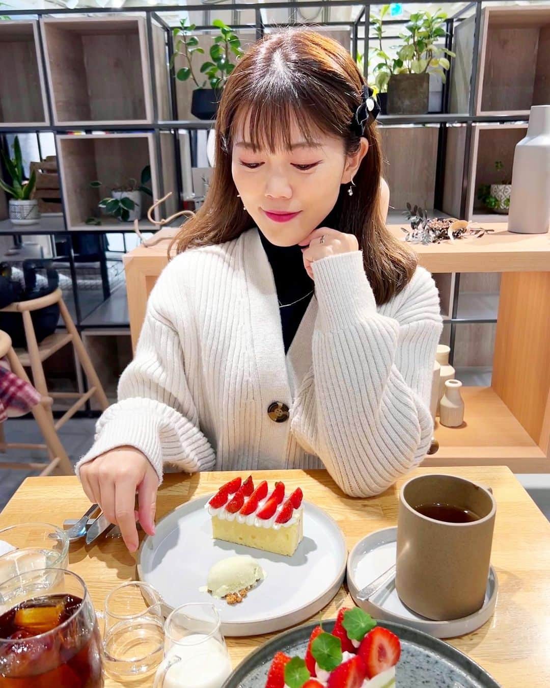 上坂由莉さんのインスタグラム写真 - (上坂由莉Instagram)「⁡ 今でちょうど12日経った感じなんですが、 2回目の眉のアートメイクへ行ってきました💗 ⁡ ⁡ 東京いる頃に一度行ってたんですが、 今回はTHE ARTMAKE TOKYOの大阪院へ 行ってきましたー☺️🪞 @the_artmake_tokyo  ⁡ ⁡ 12月頭に予約させてもらって、 今月中旬に施術してもらいましたよ💓 水野さんのアカウントに載ってるアートメイク、 お写真ずっと見てたから楽しみにしてたんです🪞 何よりお美しさを拝見してたから会うのドキドキ💗笑 @mizuno_artmake  ⁡ ⁡ 当日のカウンセリングは めちゃくちゃ念入りにしてもらって、 左右のバランスなどしっかり見てもらいました☺️ ⁡ ⁡ 眉アートした当日にストーリーのアンケートで アートメイクに興味がある方が８割超えだったので、 経過のお写真を撮ってみました🫶 ⁡ ⁡ ２日目以降の比較写真は、 わかりやすいように条件は全て同じで、 どれお風呂上がりのすっぴん状態の眉毛、 全部同じ場所で撮影してみました🧴🧺 ⁡ ⁡ たまに疲れすぎて撮らずすぐ寝落ちして、 何日か抜けてる所があります😙すみません🙏 ⁡ ⁡ 前回同様、次の日から濃くなって 1週間くらいは濃いままで眉毛のメイクはできません🙅‍♀️ そして、ちょっと痒いですがこれ我慢🥺 かさぶたは無理に外しちゃダメです‼️ ⁡ ⁡ トップの写真は経過10日くらいの時✨ １週間後くらいから綺麗に馴染んできますよ😊 眉のトレンドてどんどん変わるから、 それに合わせれるように自眉ベースで 綺麗に整えて描いてもらいました🫶 ⁡ ⁡ 気になる方見に行ってみてください👸 私は水野さんにお願いしました💗 本当綺麗で優しく施術も丁寧で癒されました🥺 ⁡👸 @mizuno_artmake   📣 私のインスタ見たで¥3,000オフ してくださることになったので、 行かれる方はお伝えしてみてください🥰  ⁡ #theartmaketokyo #アートメイク #眉アートメイク #眉アート #眉メイク #美容好き #アートメイク大阪 #眉毛サロン #アイブロウ #大阪美容クリニック #ビフォーアフター #眉毛の整え方 #梅田カフェ #いちごショート #大阪カフェ #梅田」1月25日 21時38分 - yuri_yoga.727