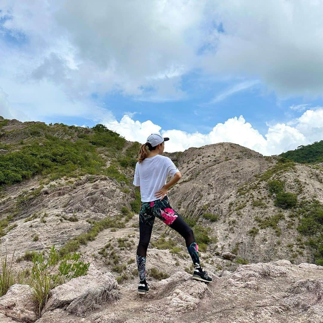 市原彩花さんのインスタグラム写真 - (市原彩花Instagram)「Rose Quartz Mountain  地面がぜーんぶローズクォーツの山💍 しゅごい…🙄💍  これにてスリランカ旅行の投稿は終わりです🇱🇰 ストーリーハイライトもたくさんまとめたよ🫶  道路を野生の象が歩いてたり🐘 牛車とボートに乗って村にカレー食べ行ったり🐂 スリランカカレーが美味しくて毎日食べてたり🍛 宝石が安いからお揃いのアクアマリンのピアス作ったり💍 本場のアーユルヴェーダ2回も受けたり💆  他の国じゃ絶対経験出来ないことをたくさん経験出来たよ☺️ 丁寧にツアー組んでくれた @srilankaby_michi 、 優しいガイドのクマちゃん @kumaribalasuriya とドライバーさん、 飛行機が変更になったので急遽ホームステイさせてくれたクマちゃんファミリー みんなのお陰でとっても充実したスリランカ滞在になりました☺️  旅って素敵な人と出会うと何倍も楽しくなるんだなーって改めて思ったよ✨ 一生の思い出をありがとう❤️🇱🇰  #srilanka#スリランカ#srilankatravel#srilankatrip#スリランカ旅行#スリランカ観光#スリランカ旅行記#シーギリヤロック#シギリヤロック#sigiriya#sigiriyarock#世界遺産#worldheritage#海外旅行#ローズクォーツ#ローズクォーツマウンテン#rosequartz#namaluyana #あーちゃんスリランカ」1月25日 22時21分 - ayaka_ichihara