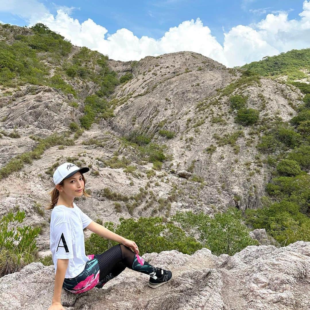 市原彩花さんのインスタグラム写真 - (市原彩花Instagram)「Rose Quartz Mountain  地面がぜーんぶローズクォーツの山💍 しゅごい…🙄💍  これにてスリランカ旅行の投稿は終わりです🇱🇰 ストーリーハイライトもたくさんまとめたよ🫶  道路を野生の象が歩いてたり🐘 牛車とボートに乗って村にカレー食べ行ったり🐂 スリランカカレーが美味しくて毎日食べてたり🍛 宝石が安いからお揃いのアクアマリンのピアス作ったり💍 本場のアーユルヴェーダ2回も受けたり💆  他の国じゃ絶対経験出来ないことをたくさん経験出来たよ☺️ 丁寧にツアー組んでくれた @srilankaby_michi 、 優しいガイドのクマちゃん @kumaribalasuriya とドライバーさん、 飛行機が変更になったので急遽ホームステイさせてくれたクマちゃんファミリー みんなのお陰でとっても充実したスリランカ滞在になりました☺️  旅って素敵な人と出会うと何倍も楽しくなるんだなーって改めて思ったよ✨ 一生の思い出をありがとう❤️🇱🇰  #srilanka#スリランカ#srilankatravel#srilankatrip#スリランカ旅行#スリランカ観光#スリランカ旅行記#シーギリヤロック#シギリヤロック#sigiriya#sigiriyarock#世界遺産#worldheritage#海外旅行#ローズクォーツ#ローズクォーツマウンテン#rosequartz#namaluyana #あーちゃんスリランカ」1月25日 22時21分 - ayaka_ichihara