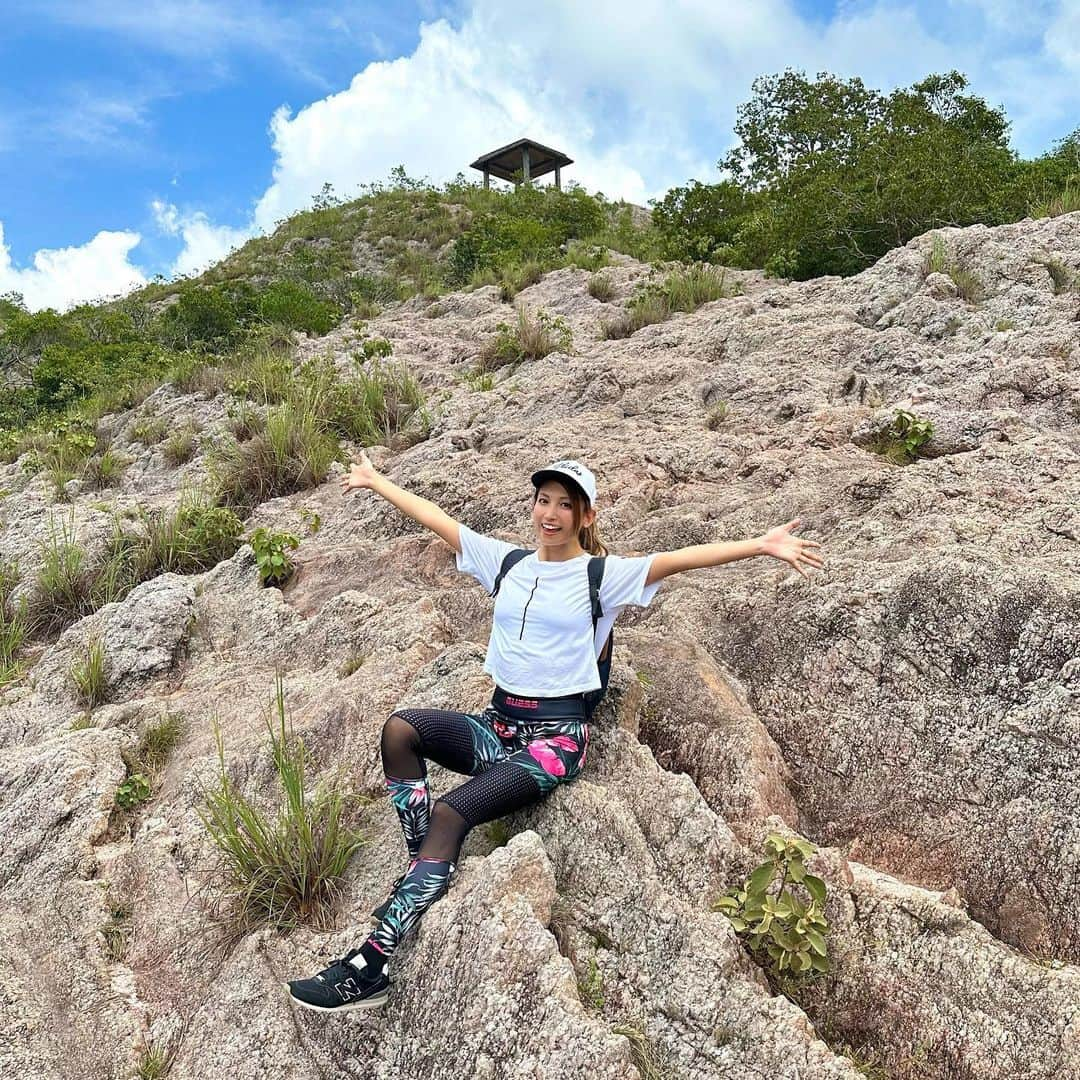 市原彩花さんのインスタグラム写真 - (市原彩花Instagram)「Rose Quartz Mountain  地面がぜーんぶローズクォーツの山💍 しゅごい…🙄💍  これにてスリランカ旅行の投稿は終わりです🇱🇰 ストーリーハイライトもたくさんまとめたよ🫶  道路を野生の象が歩いてたり🐘 牛車とボートに乗って村にカレー食べ行ったり🐂 スリランカカレーが美味しくて毎日食べてたり🍛 宝石が安いからお揃いのアクアマリンのピアス作ったり💍 本場のアーユルヴェーダ2回も受けたり💆  他の国じゃ絶対経験出来ないことをたくさん経験出来たよ☺️ 丁寧にツアー組んでくれた @srilankaby_michi 、 優しいガイドのクマちゃん @kumaribalasuriya とドライバーさん、 飛行機が変更になったので急遽ホームステイさせてくれたクマちゃんファミリー みんなのお陰でとっても充実したスリランカ滞在になりました☺️  旅って素敵な人と出会うと何倍も楽しくなるんだなーって改めて思ったよ✨ 一生の思い出をありがとう❤️🇱🇰  #srilanka#スリランカ#srilankatravel#srilankatrip#スリランカ旅行#スリランカ観光#スリランカ旅行記#シーギリヤロック#シギリヤロック#sigiriya#sigiriyarock#世界遺産#worldheritage#海外旅行#ローズクォーツ#ローズクォーツマウンテン#rosequartz#namaluyana #あーちゃんスリランカ」1月25日 22時21分 - ayaka_ichihara