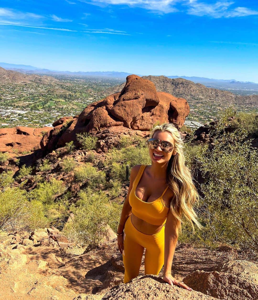 Alexa Collinsさんのインスタグラム写真 - (Alexa CollinsInstagram)「I feel like I need to talk more about personal experiences on here. Here’s that one time I hiked up Camelback mountain with the absolute wrong shoes, not enough water, and no hiking gear. This experience was full of dehydration, sweating, swelling (yes my fingers became extremely large and my rings got stuck on my hands), and seeing throw up on every other rock. Although it was a rough experience, we were able to get to the top, and it was beautiful. Not sure how this was possible but hey, at least I didn’t have a heat stroke. Camelback = 1, Alexa = 0.」1月25日 22時47分 - alexacollins