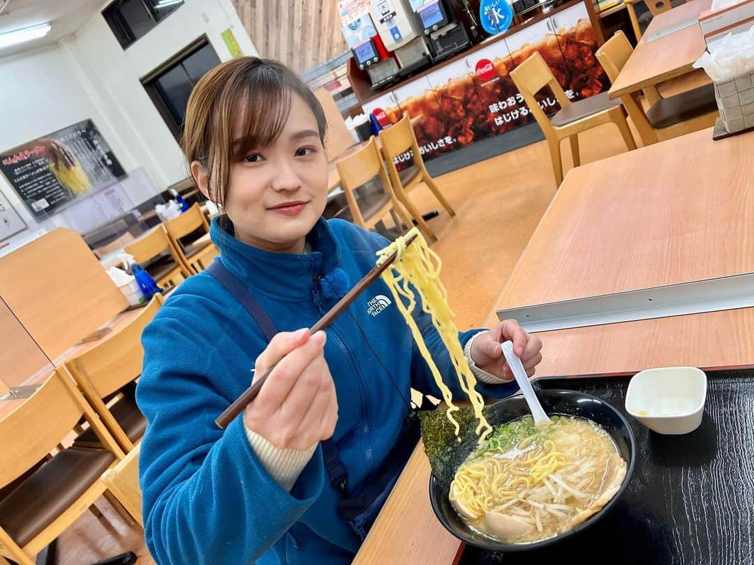 篠原梨菜さんのインスタグラム写真 - (篠原梨菜Instagram)「#朝5時のラーメンtime 千葉県印西市 千葉ニュータウン中央駅近く 24時間営業のにんたまラーメンへ！ にんたまラーメン醤油🍜 背脂と揚げたニンニクたっぷり！ たまごを練り込んだ自家製麺は濃厚なスープとよく絡むモチモチ食感。無料のニンニクトッピングでパワーチャージ！ #早朝グルメ #thetime_tbs #にんたまラーメン #印西市グルメ  #朝ラーメン #tbs」1月26日 8時14分 - shinorinatbs