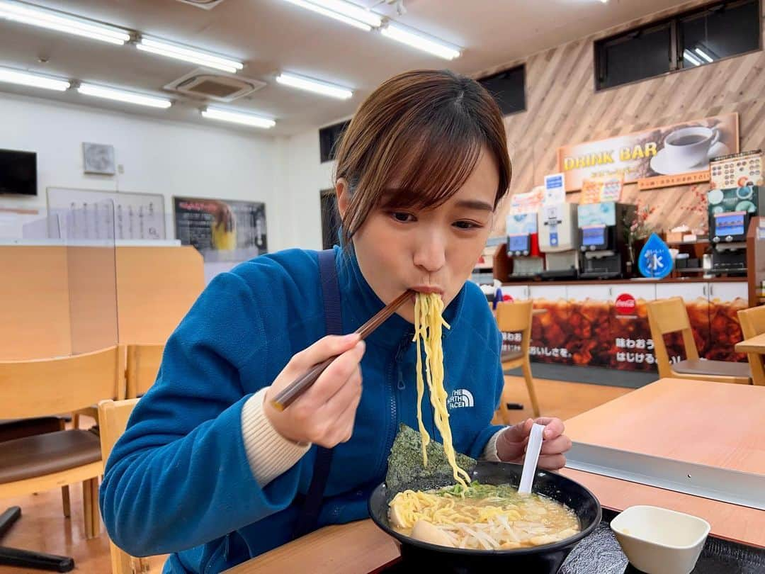 篠原梨菜さんのインスタグラム写真 - (篠原梨菜Instagram)「#朝5時のラーメンtime 千葉県印西市 千葉ニュータウン中央駅近く 24時間営業のにんたまラーメンへ！ にんたまラーメン醤油🍜 背脂と揚げたニンニクたっぷり！ たまごを練り込んだ自家製麺は濃厚なスープとよく絡むモチモチ食感。無料のニンニクトッピングでパワーチャージ！ #早朝グルメ #thetime_tbs #にんたまラーメン #印西市グルメ  #朝ラーメン #tbs」1月26日 8時14分 - shinorinatbs