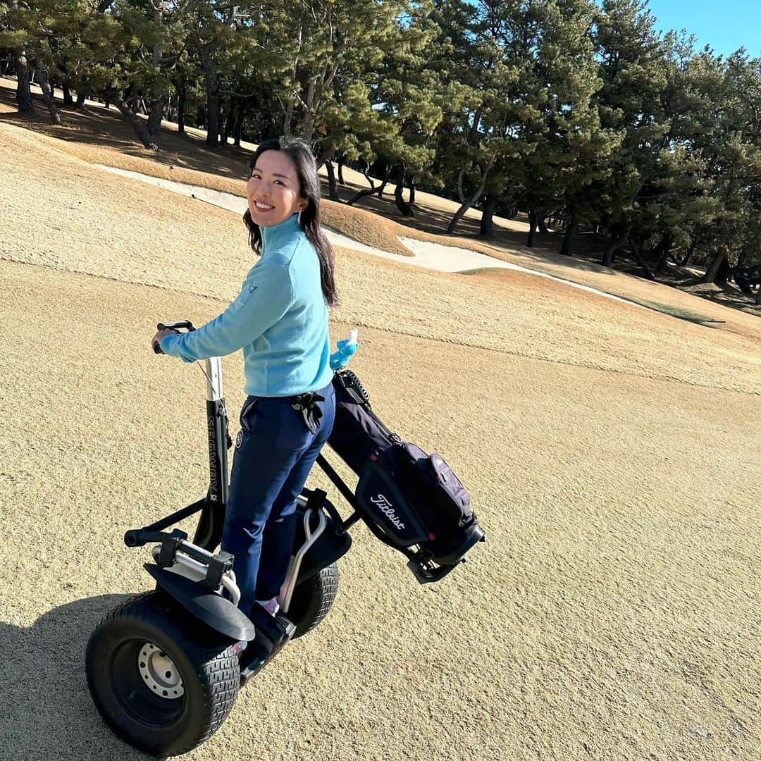 小澤美奈瀬さんのインスタグラム写真 - (小澤美奈瀬Instagram)「浜松シーサイドゴルフクラブさまではなんとゴルフ場内をセグウェイクルーズ出来るので、遂に念願の初セグウェイを体験しました😍🌟ホームページで見ていてずっと気になっていたんです🥰 体重移動で進んだりカーブしたり止まったり…初めはへっぴり腰でしたが2分くらいで慣れました😍初めが難しいように感じたのは、自分の体重を左右対称に、前後も揃える所🤣人は知らず知らずのうちに左右同じではない立ち方や体重の掛け方をしているのを知らされました🥰これってゴルフも同じで体重を思うようにかけていても実はずれているってありますよね🥺まずは自分の体重のセンターを感じる事、これが凄く大切なのでセグウェイを乗りこなせるとゴルフもよりレベルアップできそうですね🥰💖  #ゴルフ #セグウェイ #体重移動 #体重配分 #バランストレーニング」1月26日 10時34分 - i_am_minase