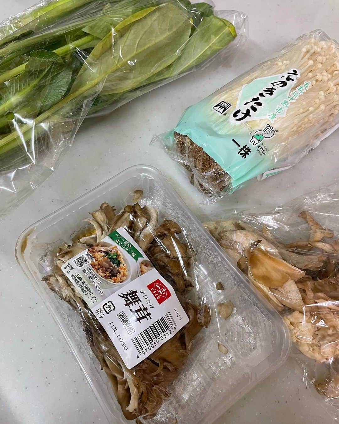 飯島直子さんのインスタグラム写真 - (飯島直子Instagram)「おはようございます☺️  どの間隔で投稿すればよいのかまだ分かりません。  今日は野菜救済の日です。 黄色に姿を変えたほうれん草、その他いろいろ。  舞茸は涙を流してました(汁) 舞茸は栄養価も高くヘルシーで最強のスーパーフードです。  まさかこんな扱いをうけるとは思ってなかったと思います。  悪かったね…と思いながら しっかり焼いて食べました٩(^‿^)۶  ほうれん草は食べたら小松菜でした。」1月26日 10時58分 - naoko_iijima_705_official
