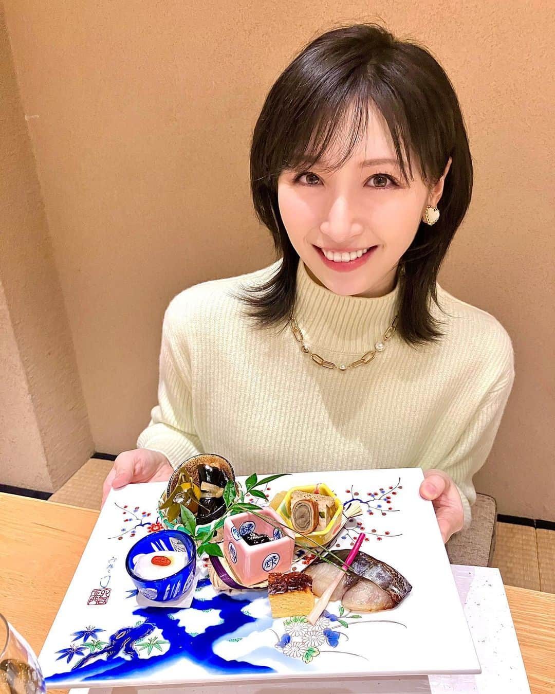 横山ルリカさんのインスタグラム写真 - (横山ルリカInstagram)「. 博多でのごはん🍴🐟🍜  予約で満席のお店が数店の中、やっと予約が取れたお店で和食懐石🍱 どれも繊細で美しかった〜✨  朝ご飯は、ホテルの中華バイキング🥢 目覚めの薬膳粥、ふわふわのたまごにラーメン、点心、フレンチトーストなどなど大満足の美味しさ🤤💕  今回は✈️まで時間もなかったので 朝ご飯の後、神社参拝から即、空港へ💨  福岡をもっと色々見てみたいから次いつ行けるか？ 今から楽しみ🎶  #福岡グルメ  #博多グルメ #和食懐石 #鰤しゃぶ #ふぐ #中華バイキング #薬膳粥 #ふわふわたまご #鶏ラーメン #点心 #フレンチトースト #揚げドーナツ #大満足😋  💛 #ショート丈ニット #apuweiserriche #クリームイエロー #ハートイヤリング   あす1/27（金）15:00〜TOKYO FM🎧 【TOKYO TEPPAN FRIDAY】❄️  ぜひ、お聴きください🌈  #TOKYOFM #TOKYOTEPPANFRIDAY #てつふら」1月26日 11時05分 - rurika_yokoyama_official