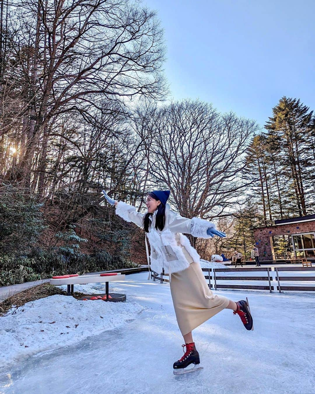 石井里奈さんのインスタグラム写真 - (石井里奈Instagram)「星野リゾート軽井沢のケラ池のスケート⛸✨ 半分は人工だけど半分は天然氷のリンク場なの！✨ 本当に数十年ぶりのスケートでソワソワでしたが意外と滑れてすごく楽しかった〜💓こんなに笑うことないぐらい笑ってました笑 . リールも作ったのでまた載せるね♥️ coat... @spicaglow  dress... @libjoie  . 456ftum のクーポンコードでスピカは1000円オフ💓 ワンピも可愛いのでコートなしのまた載せます︎👍🏻 ̖́- . #星野リゾート #ベブい #beb5軽井沢 #スケート #軽井沢 #karuizawa #スケートリンク #スケートデート #軽井沢旅行」1月26日 12時02分 - ri7tin1025