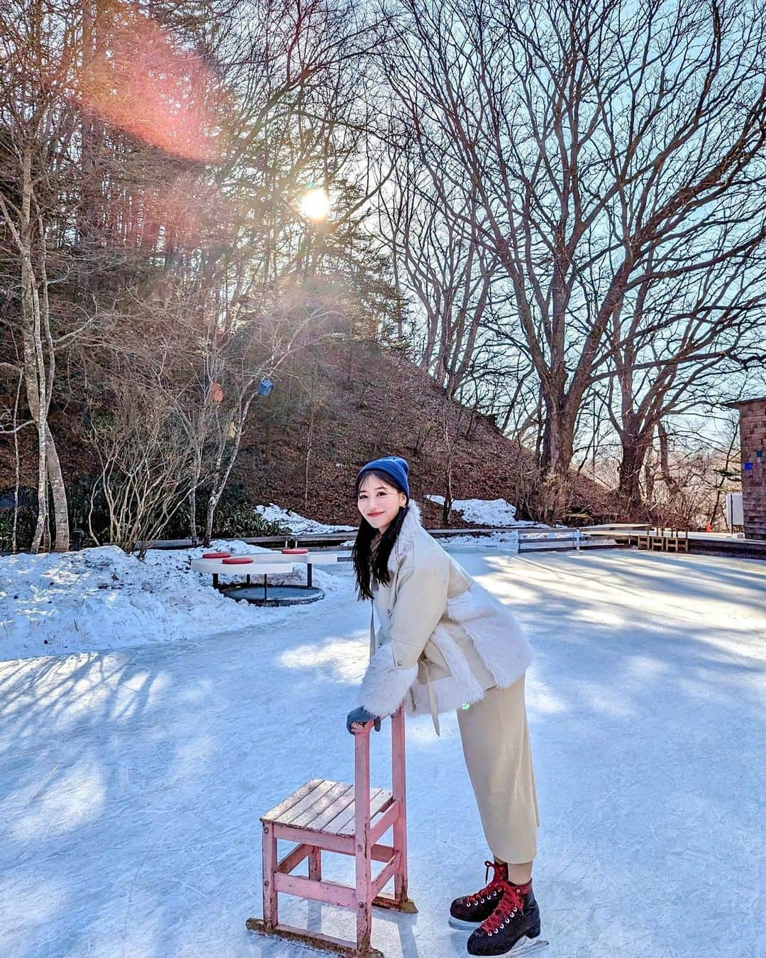 石井里奈さんのインスタグラム写真 - (石井里奈Instagram)「星野リゾート軽井沢のケラ池のスケート⛸✨ 半分は人工だけど半分は天然氷のリンク場なの！✨ 本当に数十年ぶりのスケートでソワソワでしたが意外と滑れてすごく楽しかった〜💓こんなに笑うことないぐらい笑ってました笑 . リールも作ったのでまた載せるね♥️ coat... @spicaglow  dress... @libjoie  . 456ftum のクーポンコードでスピカは1000円オフ💓 ワンピも可愛いのでコートなしのまた載せます︎👍🏻 ̖́- . #星野リゾート #ベブい #beb5軽井沢 #スケート #軽井沢 #karuizawa #スケートリンク #スケートデート #軽井沢旅行」1月26日 12時02分 - ri7tin1025