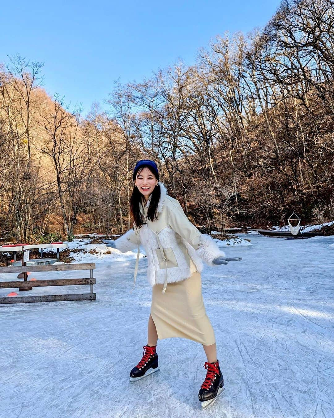 石井里奈さんのインスタグラム写真 - (石井里奈Instagram)「星野リゾート軽井沢のケラ池のスケート⛸✨ 半分は人工だけど半分は天然氷のリンク場なの！✨ 本当に数十年ぶりのスケートでソワソワでしたが意外と滑れてすごく楽しかった〜💓こんなに笑うことないぐらい笑ってました笑 . リールも作ったのでまた載せるね♥️ coat... @spicaglow  dress... @libjoie  . 456ftum のクーポンコードでスピカは1000円オフ💓 ワンピも可愛いのでコートなしのまた載せます︎👍🏻 ̖́- . #星野リゾート #ベブい #beb5軽井沢 #スケート #軽井沢 #karuizawa #スケートリンク #スケートデート #軽井沢旅行」1月26日 12時02分 - ri7tin1025