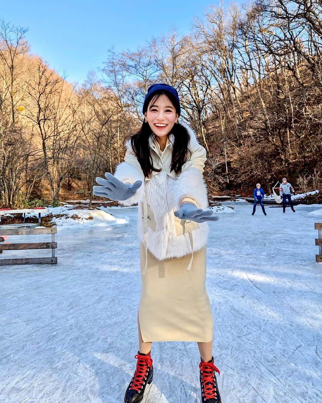 石井里奈さんのインスタグラム写真 - (石井里奈Instagram)「星野リゾート軽井沢のケラ池のスケート⛸✨ 半分は人工だけど半分は天然氷のリンク場なの！✨ 本当に数十年ぶりのスケートでソワソワでしたが意外と滑れてすごく楽しかった〜💓こんなに笑うことないぐらい笑ってました笑 . リールも作ったのでまた載せるね♥️ coat... @spicaglow  dress... @libjoie  . 456ftum のクーポンコードでスピカは1000円オフ💓 ワンピも可愛いのでコートなしのまた載せます︎👍🏻 ̖́- . #星野リゾート #ベブい #beb5軽井沢 #スケート #軽井沢 #karuizawa #スケートリンク #スケートデート #軽井沢旅行」1月26日 12時02分 - ri7tin1025