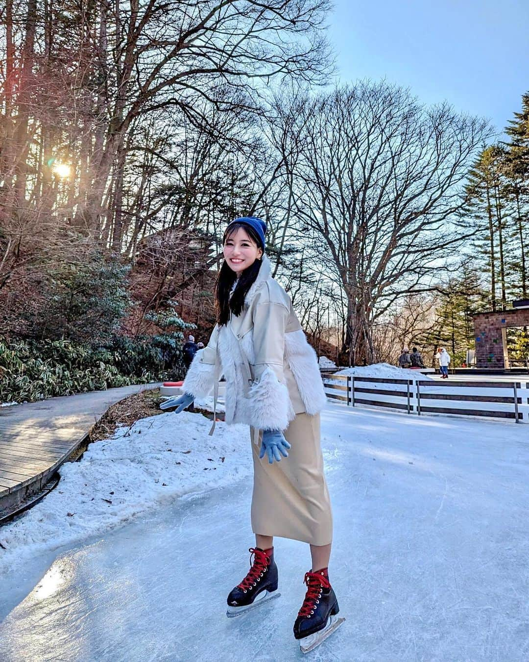 石井里奈さんのインスタグラム写真 - (石井里奈Instagram)「星野リゾート軽井沢のケラ池のスケート⛸✨ 半分は人工だけど半分は天然氷のリンク場なの！✨ 本当に数十年ぶりのスケートでソワソワでしたが意外と滑れてすごく楽しかった〜💓こんなに笑うことないぐらい笑ってました笑 . リールも作ったのでまた載せるね♥️ coat... @spicaglow  dress... @libjoie  . 456ftum のクーポンコードでスピカは1000円オフ💓 ワンピも可愛いのでコートなしのまた載せます︎👍🏻 ̖́- . #星野リゾート #ベブい #beb5軽井沢 #スケート #軽井沢 #karuizawa #スケートリンク #スケートデート #軽井沢旅行」1月26日 12時02分 - ri7tin1025