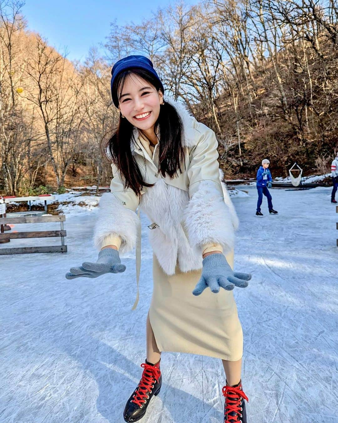 石井里奈さんのインスタグラム写真 - (石井里奈Instagram)「星野リゾート軽井沢のケラ池のスケート⛸✨ 半分は人工だけど半分は天然氷のリンク場なの！✨ 本当に数十年ぶりのスケートでソワソワでしたが意外と滑れてすごく楽しかった〜💓こんなに笑うことないぐらい笑ってました笑 . リールも作ったのでまた載せるね♥️ coat... @spicaglow  dress... @libjoie  . 456ftum のクーポンコードでスピカは1000円オフ💓 ワンピも可愛いのでコートなしのまた載せます︎👍🏻 ̖́- . #星野リゾート #ベブい #beb5軽井沢 #スケート #軽井沢 #karuizawa #スケートリンク #スケートデート #軽井沢旅行」1月26日 12時02分 - ri7tin1025