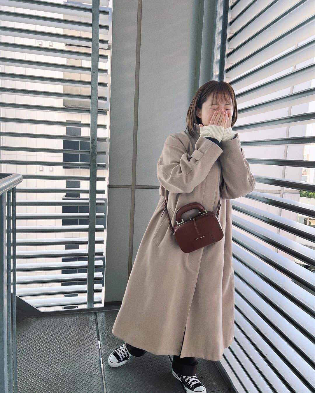 真奈さんのインスタグラム写真 - (真奈Instagram)「お気に入りのバッグを 見せつけてから高所だということに 気がついたひと😔🫵🏻  #まなてぃのふく #freaksstore #amiparis」1月26日 13時27分 - manatmnt0116