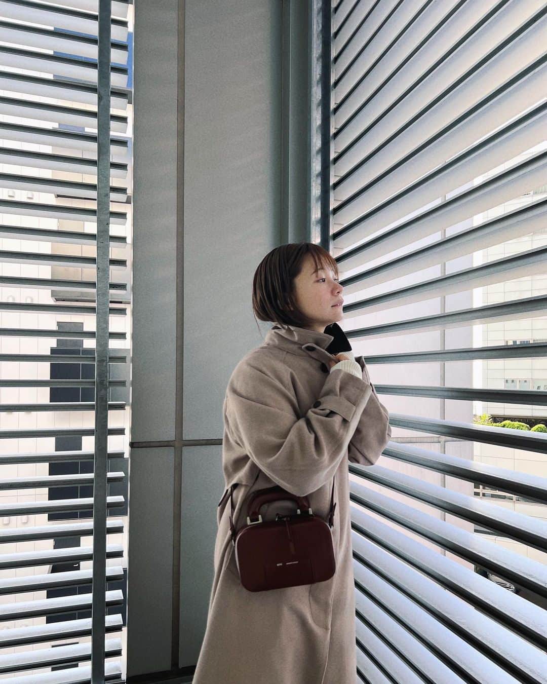 真奈さんのインスタグラム写真 - (真奈Instagram)「お気に入りのバッグを 見せつけてから高所だということに 気がついたひと😔🫵🏻  #まなてぃのふく #freaksstore #amiparis」1月26日 13時27分 - manatmnt0116