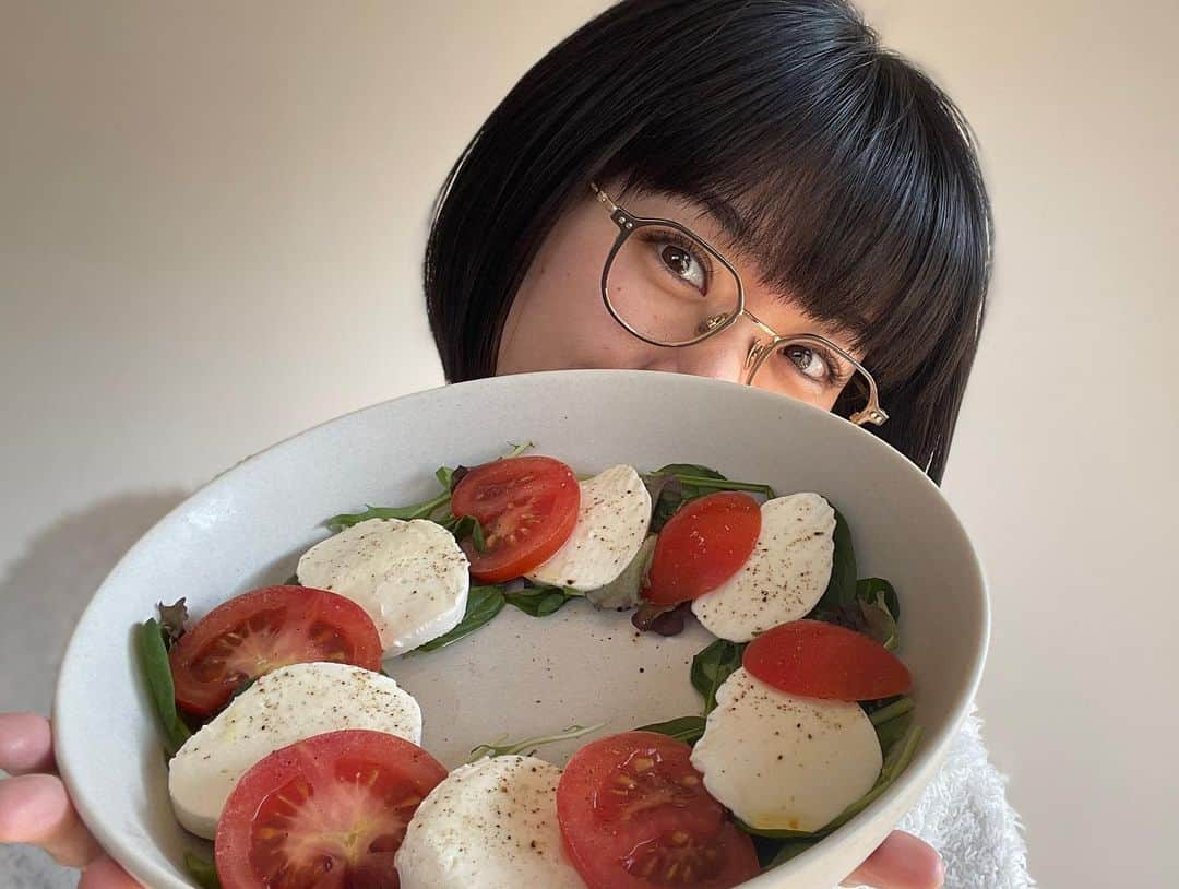 時東ぁみさんのインスタグラム写真 - (時東ぁみInstagram)「そろそろ食事にも気をつかおう！てことで ・ 国産カメリナオイルをカプレーゼにかけてみました🍅 香ばしい香りのオイルで素材の美味しさも際立つ！ 何よりも生でも加熱しても栄養素が壊れないのが素晴らしい！ オメガ3が豊富で、サプリメントで摂ってるトレーニーにはいいことしかない💪🏻 ・ 炒め物やお味噌汁に入れたりもいいかも！ 美味しくいただこーっと☆ ・ #時東ぁみ #手料理 #国産カメリナオイル #カメリナオイル #国産 #カプレーゼ #必須脂肪酸 #オメガ3 #epa #dha #健康 #トレーニング #トレーニー #必見 #pr #🍅 #💪🏻 #bgm #カッパノナミダ」1月26日 13時32分 - amitokito