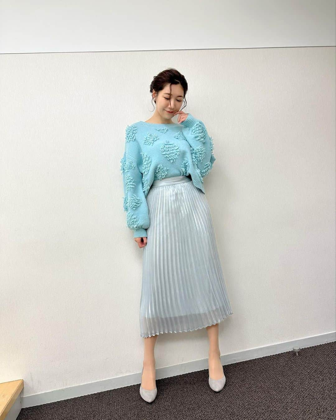 穂川果音さんのインスタグラム写真 - (穂川果音Instagram)「水曜アベプラ衣装です👗 今朝も冷え込みが強かったですねーー！ 寒気のピークは超えたもののまだ寒さは続くので暖かくしてお過ごしくださいね😊 衣装も厚手のニットにしてもらいました〜  ちなみに！衣装がアナ雪っぽいのでエルサ風のヘアスタイルです笑  knit→ @naturalcouture_official  #天気　#防災　#気象予報士　#衣装　#fashion #weather #穂川果音　#寒い日コーデ　#ニットコーデ　#170cmコーデ　#fashion #cordinate #weather #weatherforecast」1月26日 13時58分 - hokawakanonn