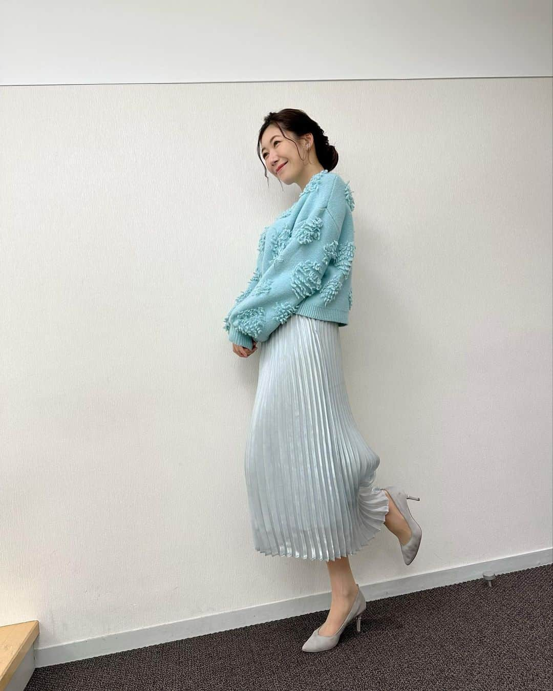 穂川果音さんのインスタグラム写真 - (穂川果音Instagram)「水曜アベプラ衣装です👗 今朝も冷え込みが強かったですねーー！ 寒気のピークは超えたもののまだ寒さは続くので暖かくしてお過ごしくださいね😊 衣装も厚手のニットにしてもらいました〜  ちなみに！衣装がアナ雪っぽいのでエルサ風のヘアスタイルです笑  knit→ @naturalcouture_official  #天気　#防災　#気象予報士　#衣装　#fashion #weather #穂川果音　#寒い日コーデ　#ニットコーデ　#170cmコーデ　#fashion #cordinate #weather #weatherforecast」1月26日 13時58分 - hokawakanonn