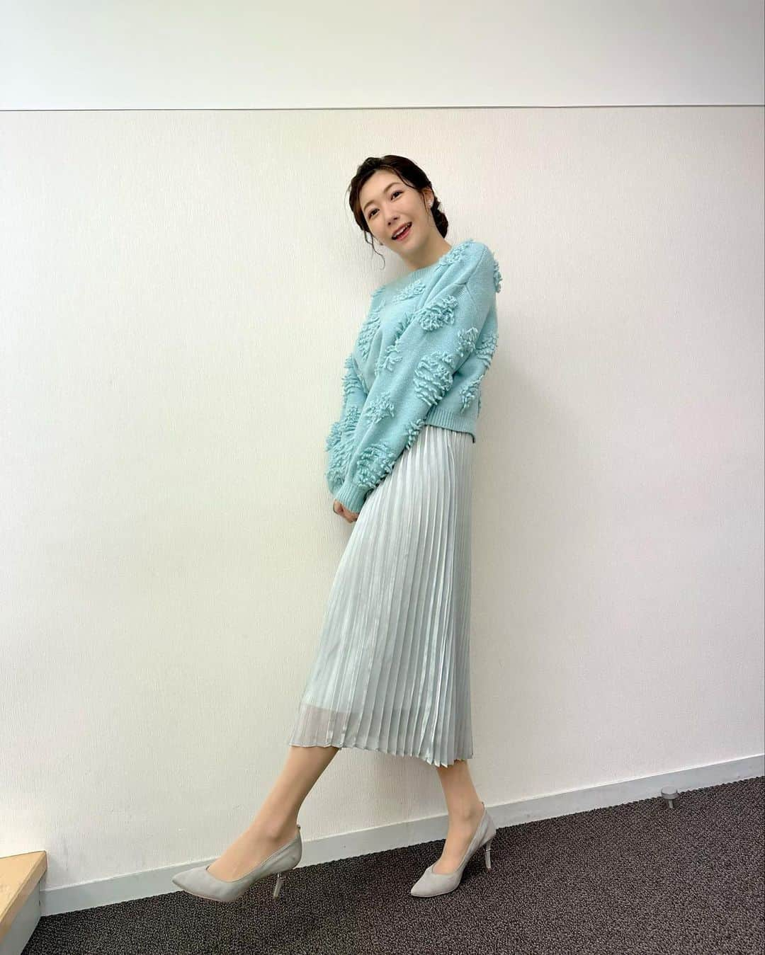 穂川果音さんのインスタグラム写真 - (穂川果音Instagram)「水曜アベプラ衣装です👗 今朝も冷え込みが強かったですねーー！ 寒気のピークは超えたもののまだ寒さは続くので暖かくしてお過ごしくださいね😊 衣装も厚手のニットにしてもらいました〜  ちなみに！衣装がアナ雪っぽいのでエルサ風のヘアスタイルです笑  knit→ @naturalcouture_official  #天気　#防災　#気象予報士　#衣装　#fashion #weather #穂川果音　#寒い日コーデ　#ニットコーデ　#170cmコーデ　#fashion #cordinate #weather #weatherforecast」1月26日 13時58分 - hokawakanonn