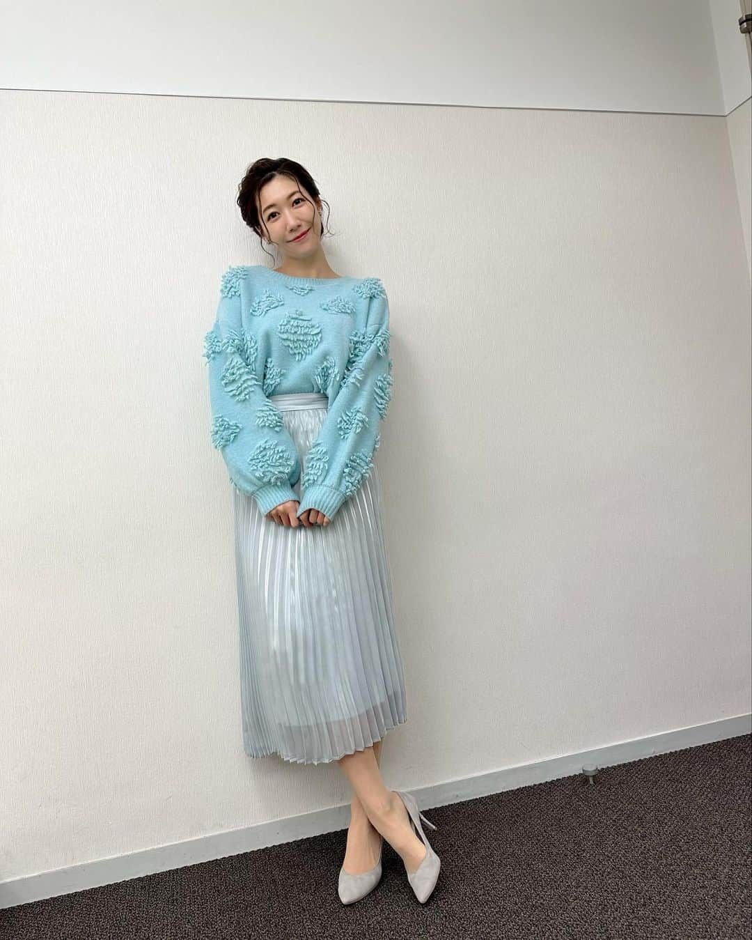 穂川果音さんのインスタグラム写真 - (穂川果音Instagram)「水曜アベプラ衣装です👗 今朝も冷え込みが強かったですねーー！ 寒気のピークは超えたもののまだ寒さは続くので暖かくしてお過ごしくださいね😊 衣装も厚手のニットにしてもらいました〜  ちなみに！衣装がアナ雪っぽいのでエルサ風のヘアスタイルです笑  knit→ @naturalcouture_official  #天気　#防災　#気象予報士　#衣装　#fashion #weather #穂川果音　#寒い日コーデ　#ニットコーデ　#170cmコーデ　#fashion #cordinate #weather #weatherforecast」1月26日 13時58分 - hokawakanonn