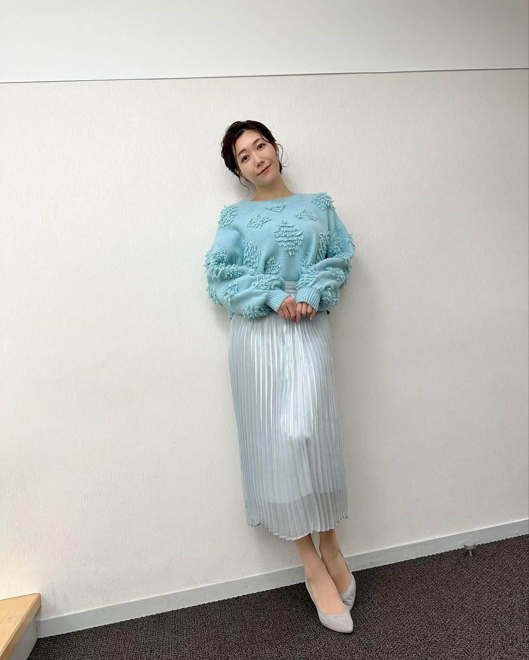 穂川果音さんのインスタグラム写真 - (穂川果音Instagram)「水曜アベプラ衣装です👗 今朝も冷え込みが強かったですねーー！ 寒気のピークは超えたもののまだ寒さは続くので暖かくしてお過ごしくださいね😊 衣装も厚手のニットにしてもらいました〜  ちなみに！衣装がアナ雪っぽいのでエルサ風のヘアスタイルです笑  knit→ @naturalcouture_official  #天気　#防災　#気象予報士　#衣装　#fashion #weather #穂川果音　#寒い日コーデ　#ニットコーデ　#170cmコーデ　#fashion #cordinate #weather #weatherforecast」1月26日 13時58分 - hokawakanonn
